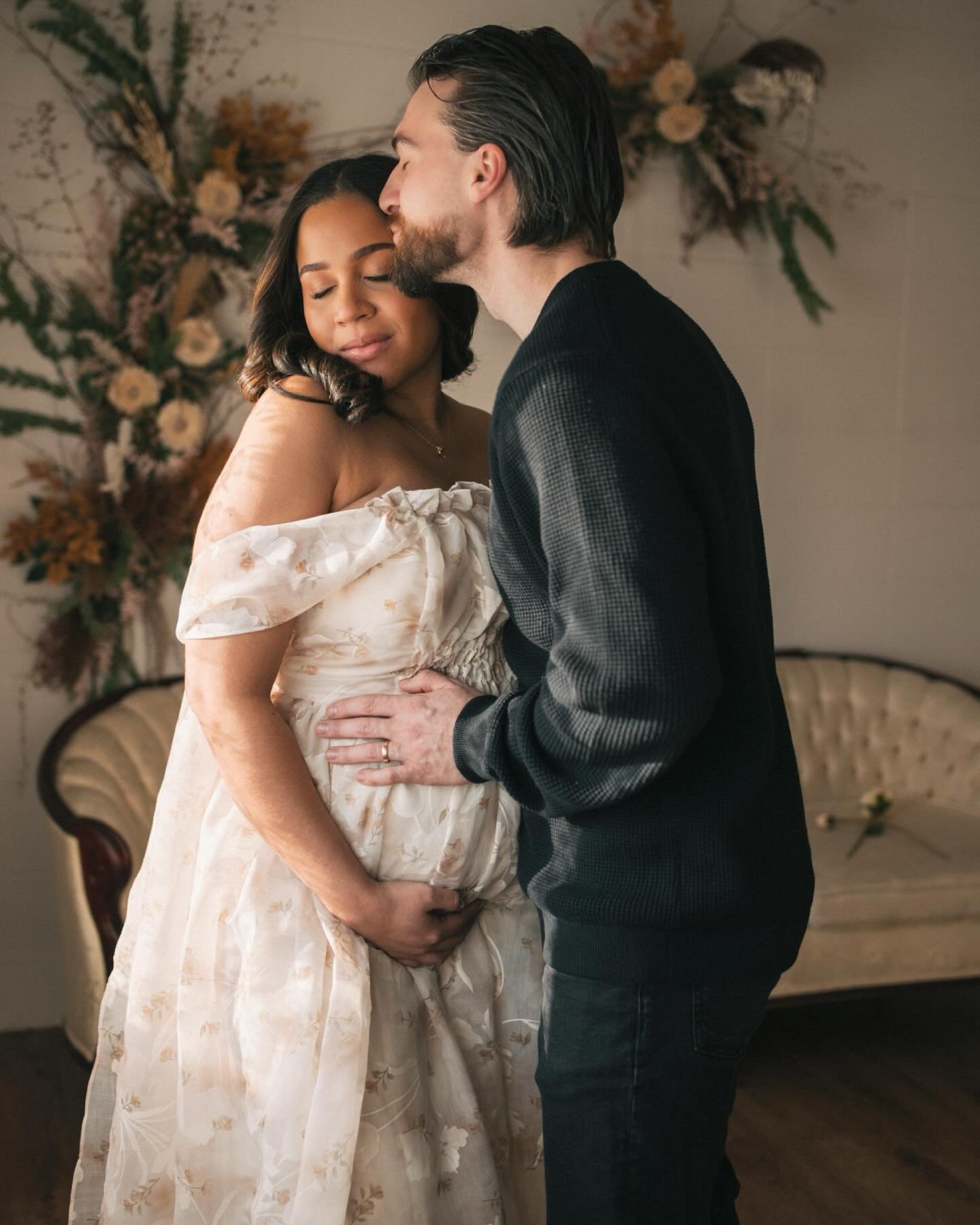 These two giving such a vibe entering parenthood . I so enjoying taking maternity photos . Something so amazing and special growing a little human inside of you. 

Muma to be @carygeralmi 
Studio @leducloftonmain