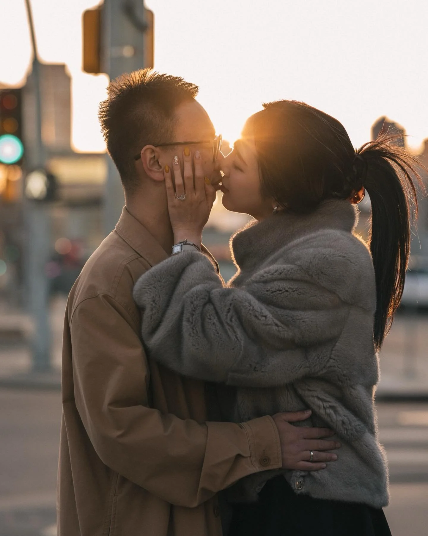 This couple 🫶 Jeremy had everything planned to surprise Rachel proposing on the roof top of the condo where they first met . 4 years later to the day that they first spoke. He had their best friend hiding with me with everything in place waiting for