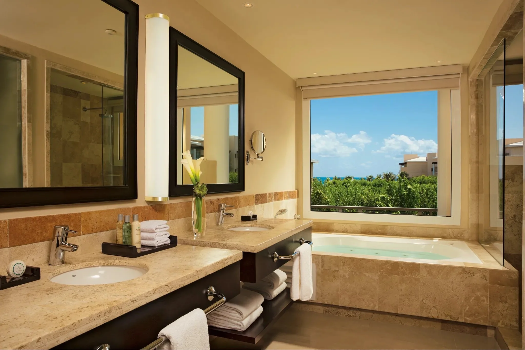 JR-SUITE-TROPICAL-VIEW-BATHROOM.jpg
