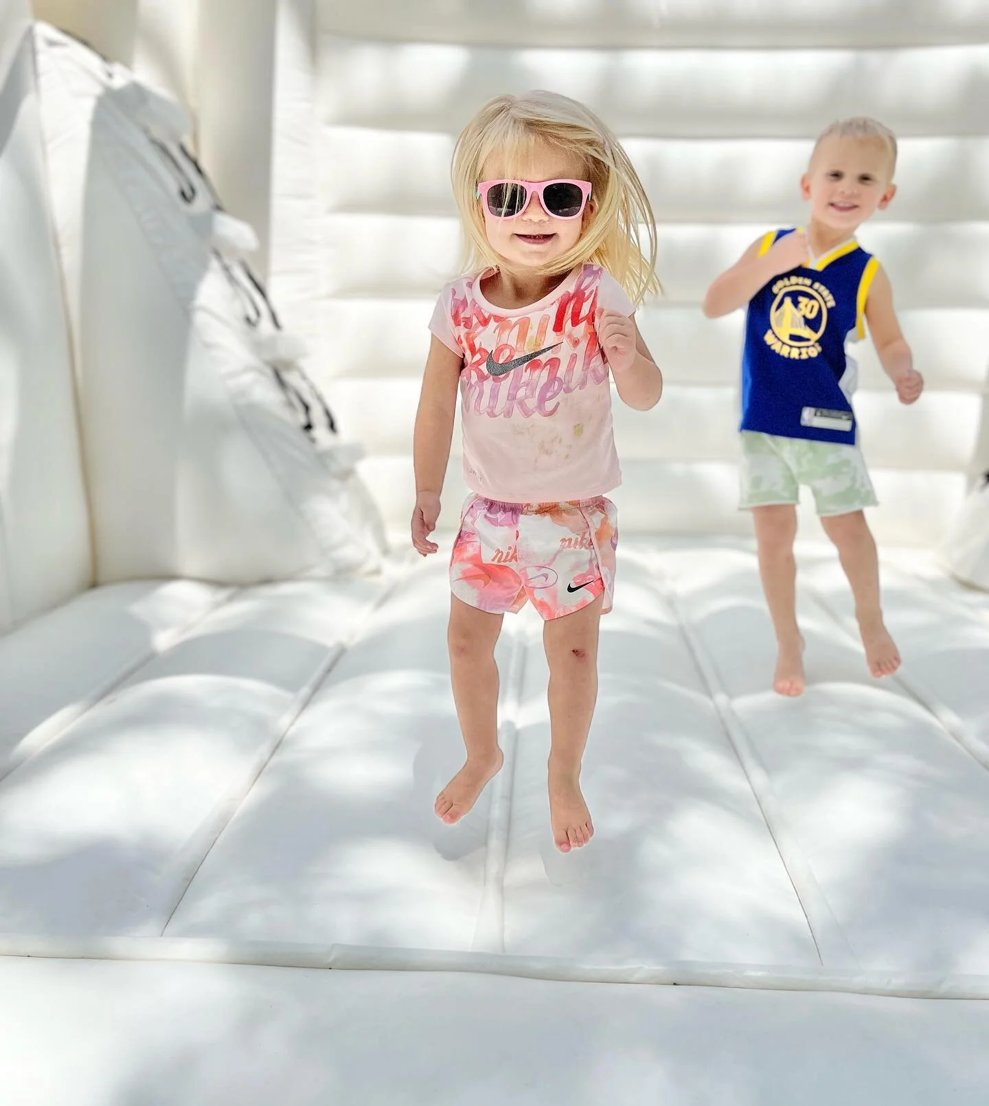 Summer is almost here! Looking ahead to Memorial Day Weekend&hellip; let&rsquo;s get your bounce on the books! 

#whitebouncehouselouisville
#inflatablerentalslouisville
#smallbusinesslouisville
#memorialdayweekendfun 
#kidsrental
#partyrentals
#fami