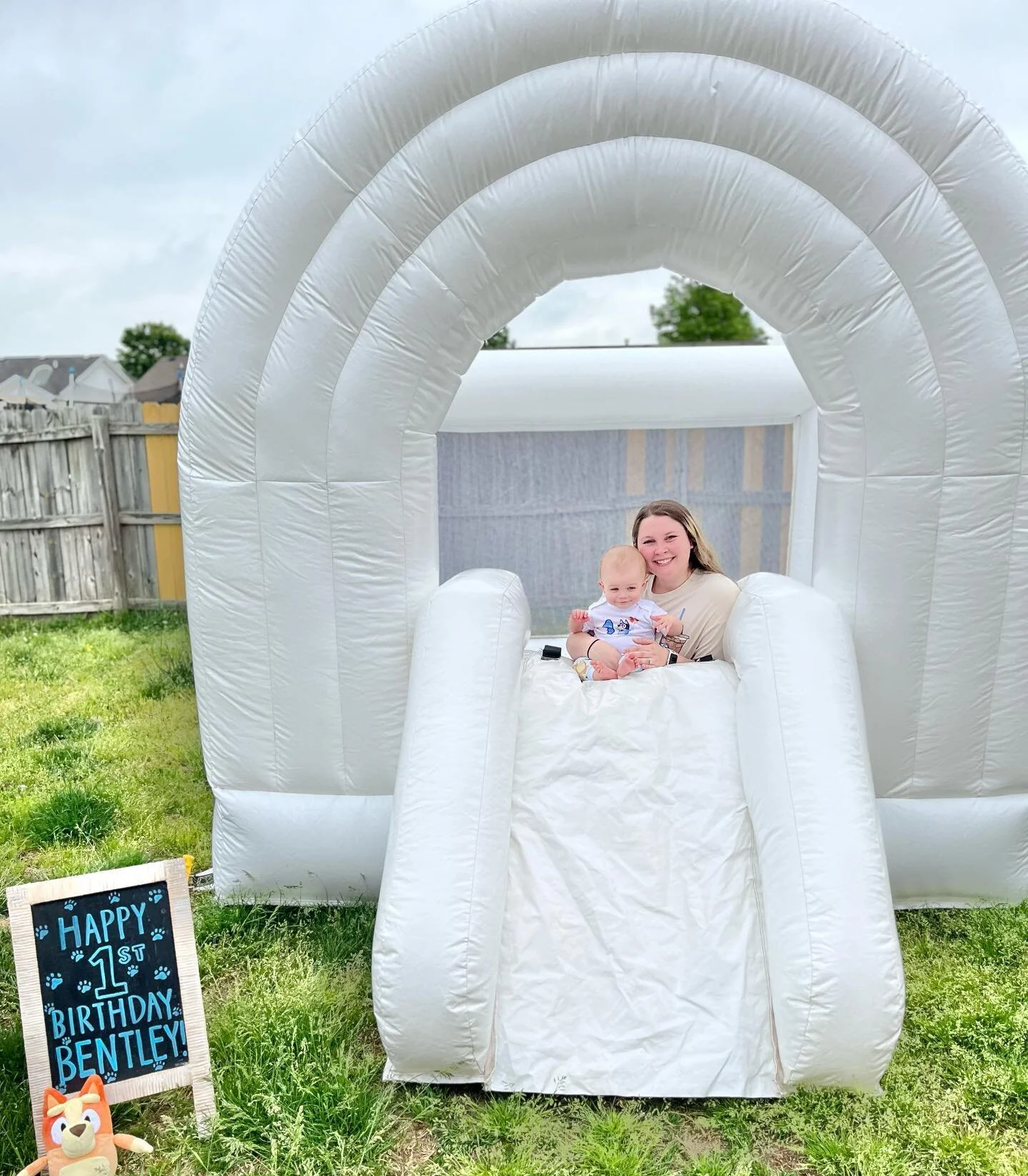 Something extra sweet about a first birthday!! Love our Yearling bounce and all the first birthday memories it creates 🤍🤍🤍

#whitebouncehouselouisville
#whitebouncehouserental
#inflatablerentalslouisville 
#yearling
#firstbirthdayparty
#fun
#famil