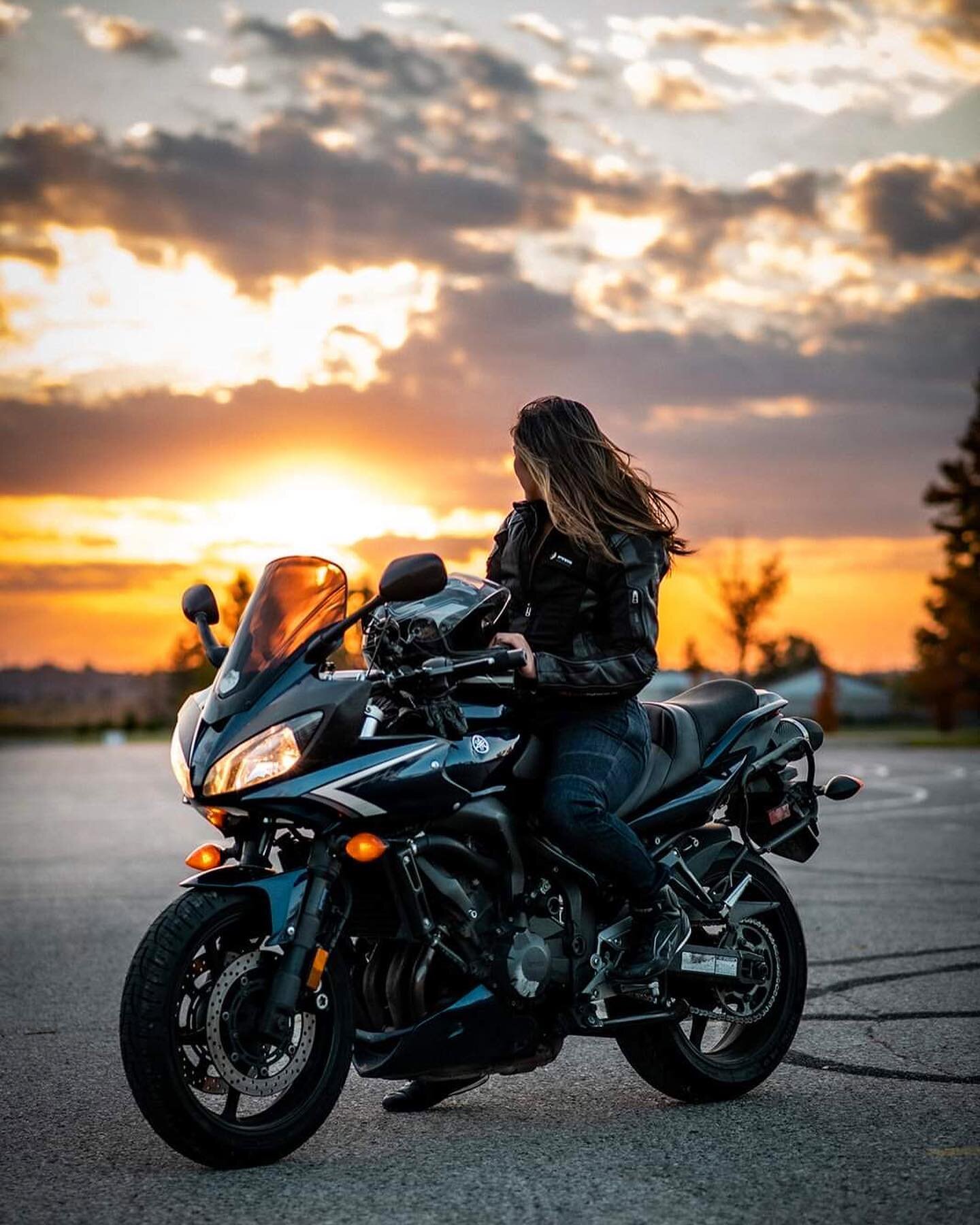 Something about the sun setting on 2022 and 2023 being a new whatever&hellip; 

Anyway, hope you&rsquo;re all well and here are some pics of @alyne.estazu looking like the badass biker babe she is. 
🖤✌🏻

#sammossphoto #the6 #ptbo #ptbophotographer 