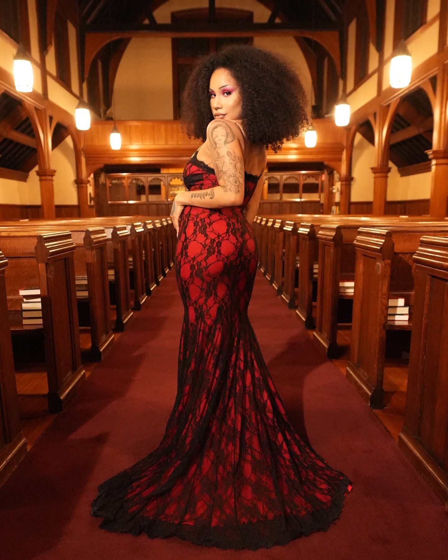 Super honored to have been able to do her makeup for her new album. This shoot was insane and her vibe? Unmatched. 🌹🔥 #Aesthetic out on select platforms now!
.
.
.
#albumcover #photoshoot #rimua #providencemakeupartist #bostonmua #fullglam #editori