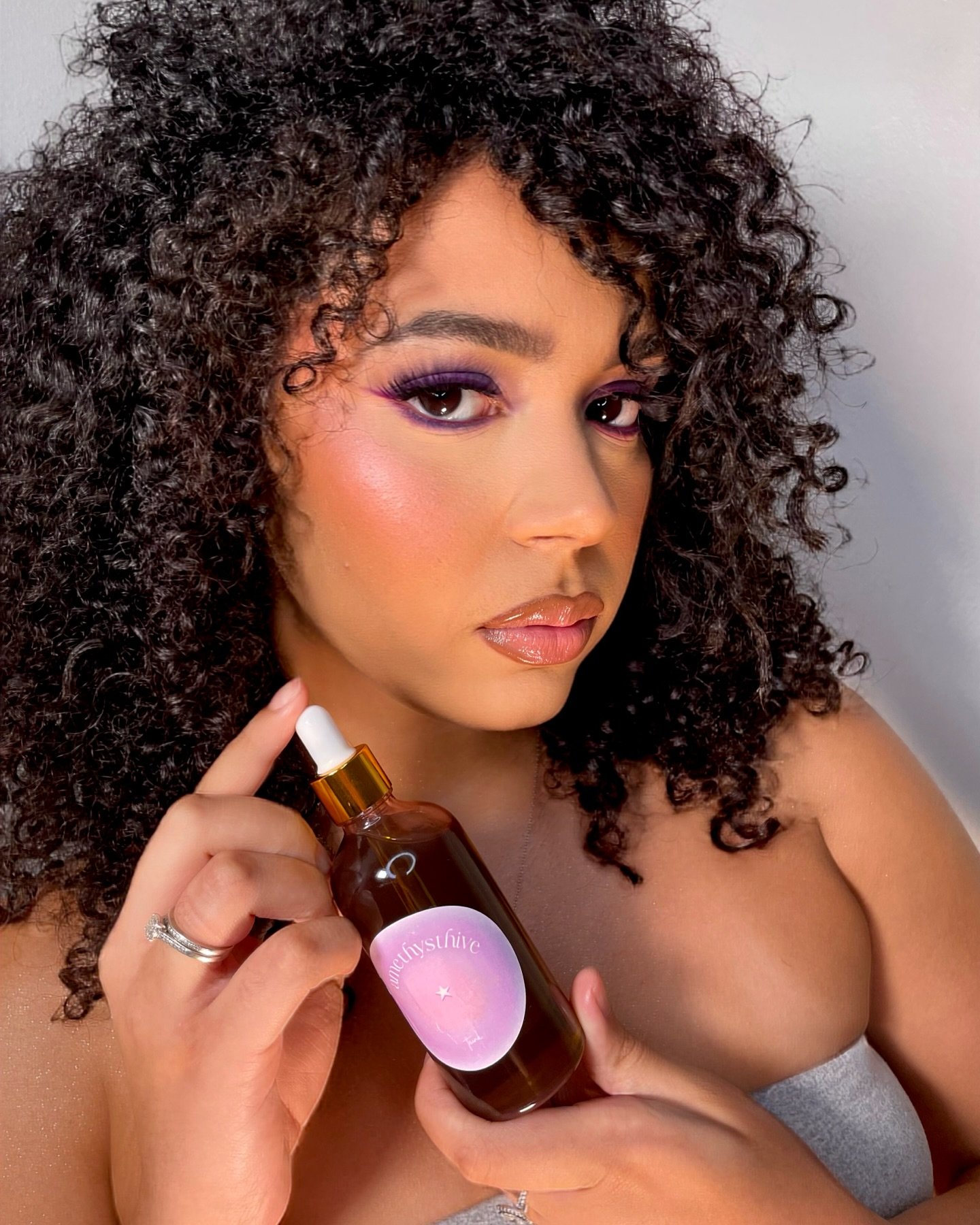 It&rsquo;s a Girl Boss Collab! Ladies If you&rsquo;re in your natural hair era or a curly girl and want to revive your hair from heat and color damage make sure you check out @amethysthive &amp; their all natural hair oil 🪻.
.
Model: @taina.aa 
.
#n