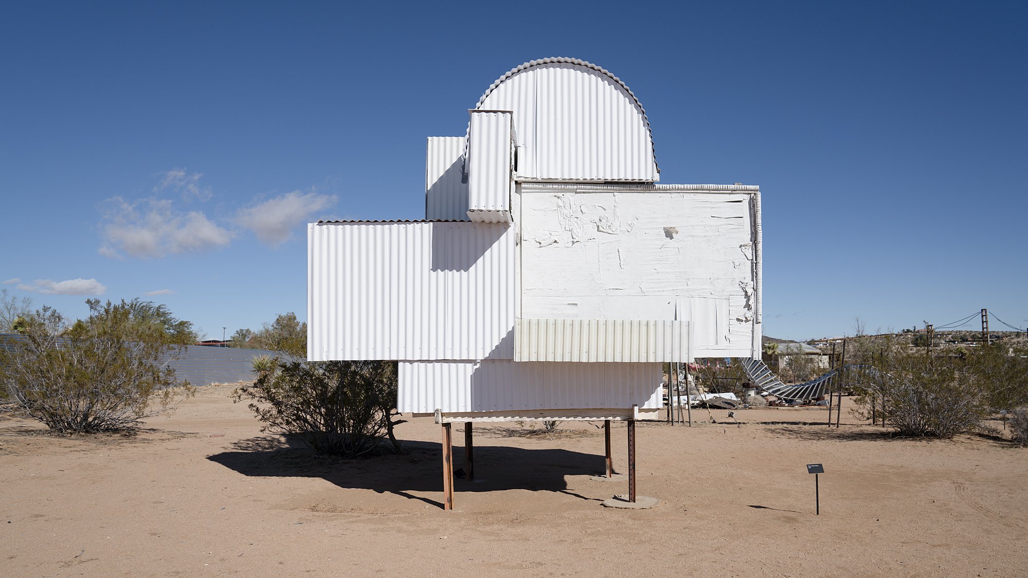 Noah Purifoy. Ode to Frank Gehry, 2002