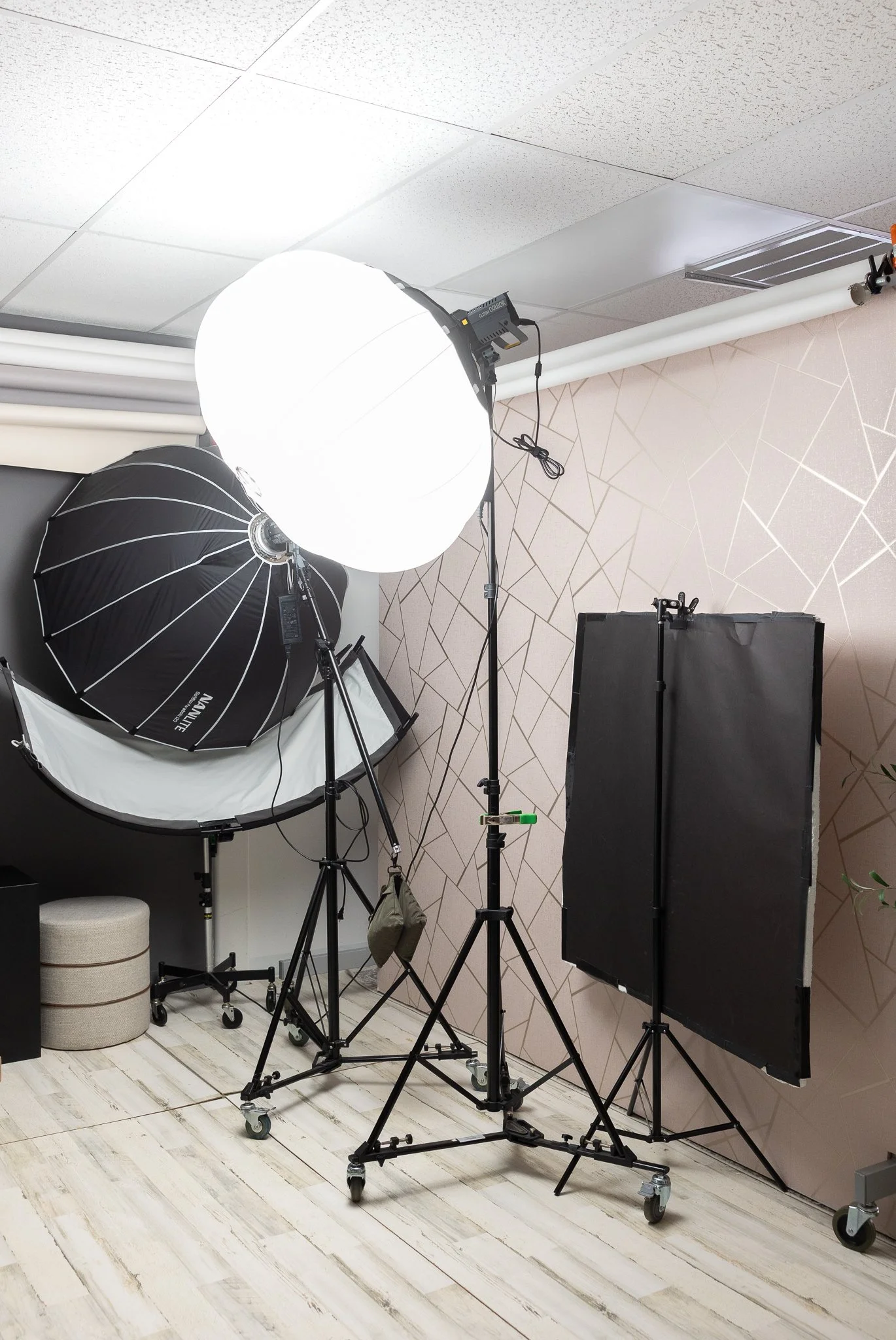 Moveable 2 sided wall,  2 continuous light options, reflectors!