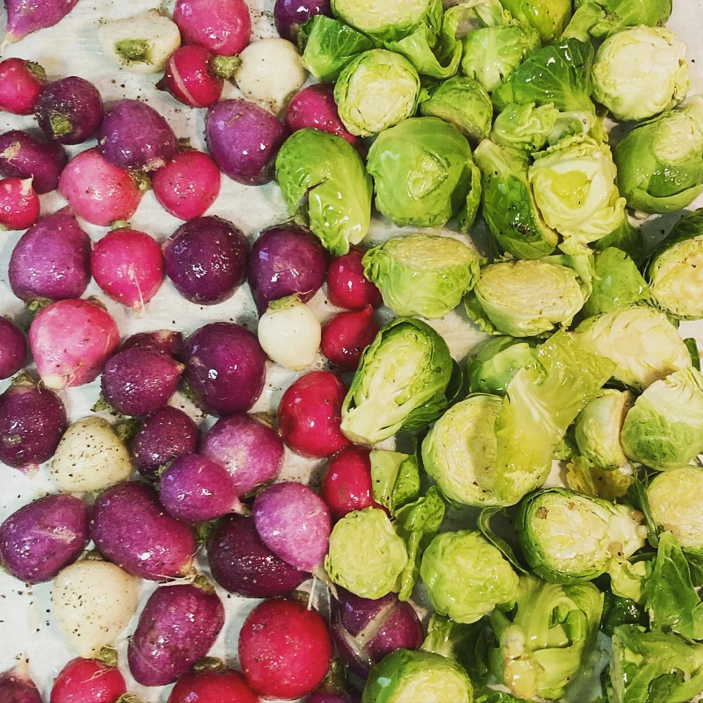 You all know I love roasted Brussels but this was my first time roasting Radishes and they did not disappoint! Radishes are a root veggie from the brassica fam (closely related to broccoli, cauliflower, kale, and cabbage). This non starchy veggie is 