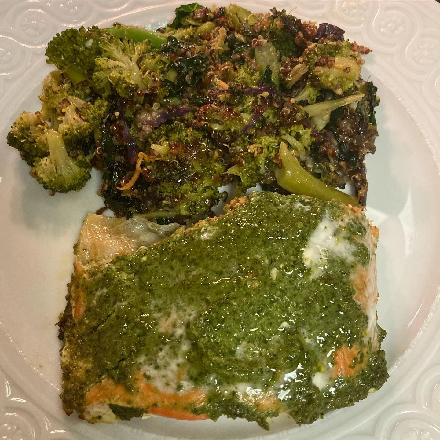 Pesto salmon paired with broccoli, kale, cabbage and quinoa sautéed in avocado oil, sea salt, dukkah, curry powder and some @violife_foods mozzarella. So yummy and nutritious.  Eating healthy doesn&rsquo;t have to be boring&mdash;try playing around 
