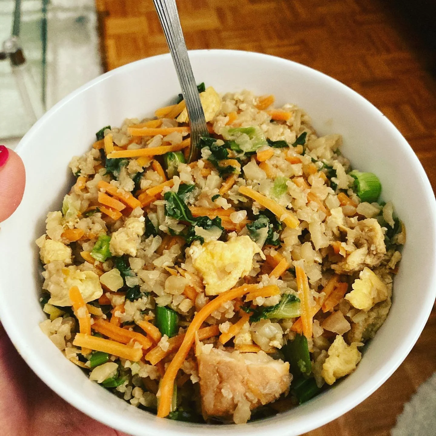 Cauliflower &ldquo;fried rice&rdquo; adapted from @skinnytaste &mdash; I subbed kale for peas, coconut aminos for soy sauce and added chicken for extra protein.  Such an easy side and a great way to sneak veggies into your diet! 🎉 Wishing everyone a