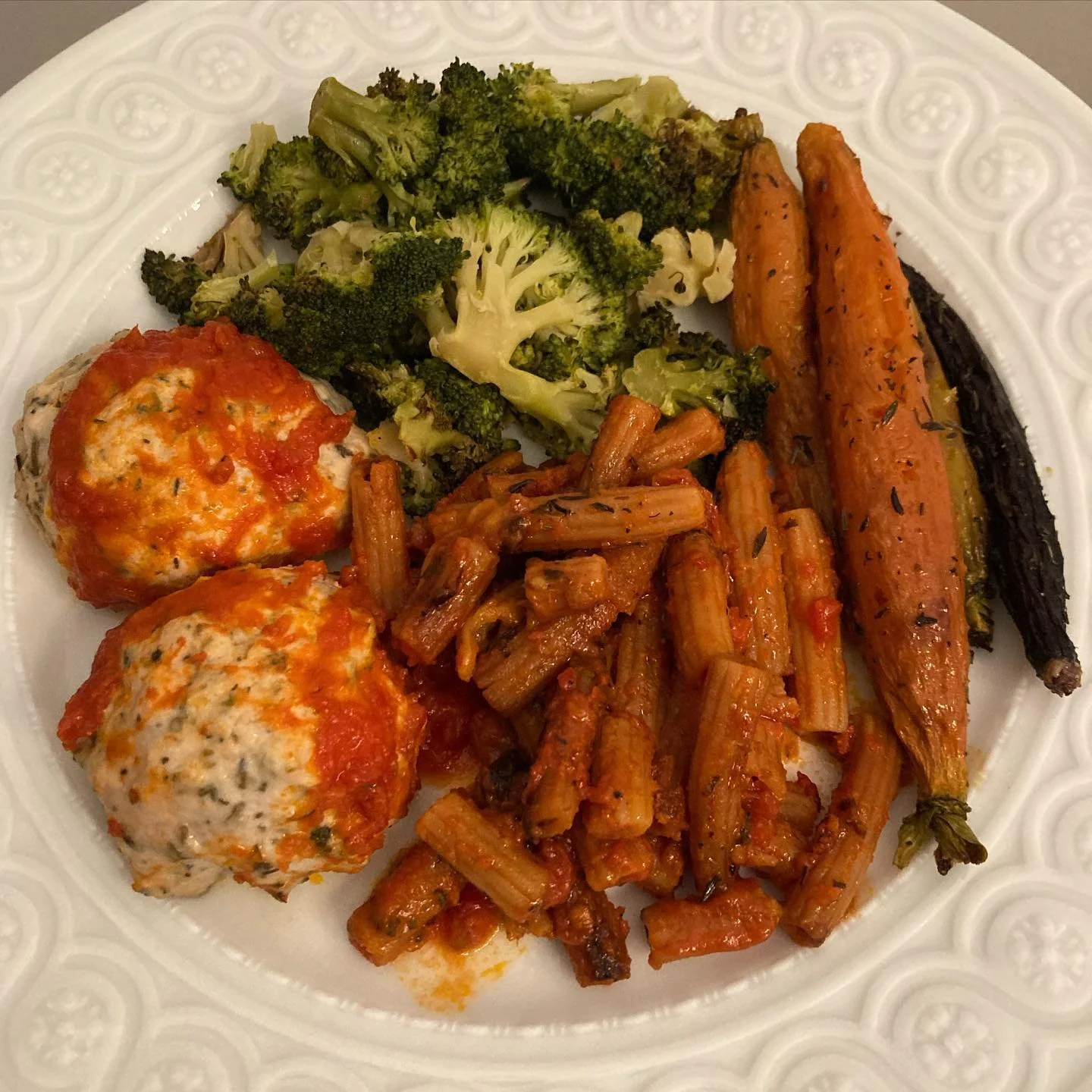 Chicken meatballs with saut&eacute;ed broccoli, roasted rainbow carrots and leftover baked ziti. Such a satisfying and delicious din!! Happy Monday, hope everyone has a great week 🤗 #startyourweekoffright #balance #healthyliving #fiber #protein #glu
