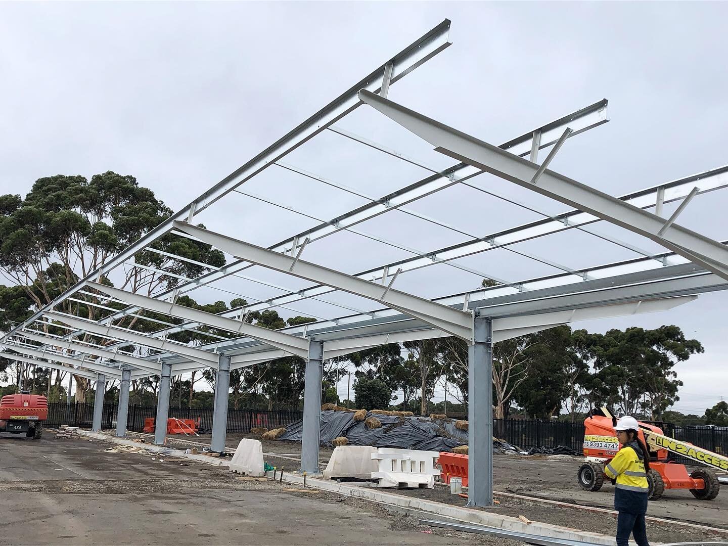 | C U R R E N T - P R O J E C T | We have teamed up again with Autonomous Energy to complete a Cantilever Solar Carpark Structure located at @toyota_aus Centre of Excellence, Altona North, VIC.

#dmccivilandstructural#structural#engineering#steelfram