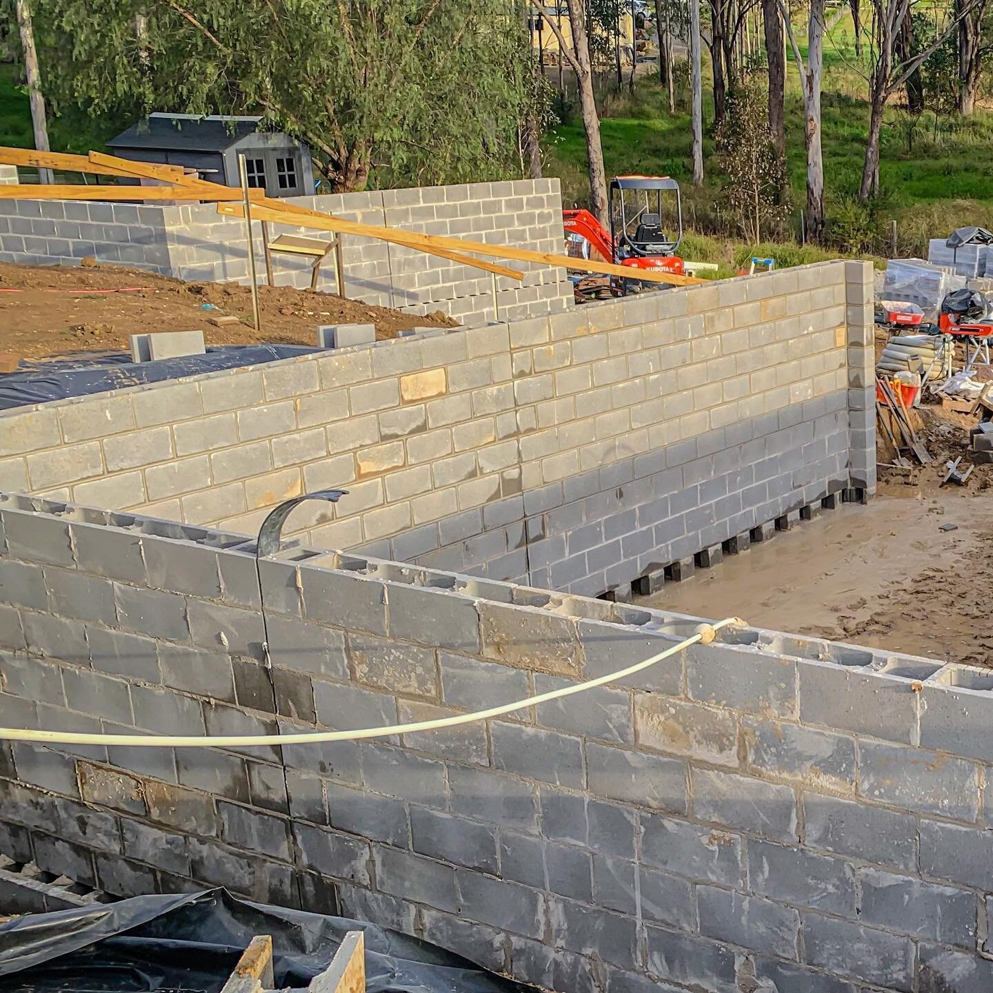 | C O N C R E T E  B L O C K  R E T A I N I N G W A L L |  Triple car garage with a bondek slab to come for our client at Stimpson Crescent, Grasmere. We cannot wait to see this project complete 🚘 🛵🛻.

#retainingwall#blockwork#engineer#retainingwa