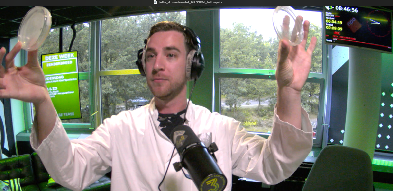 Postdoc Jelte van der Vaart visits 3FM radio station