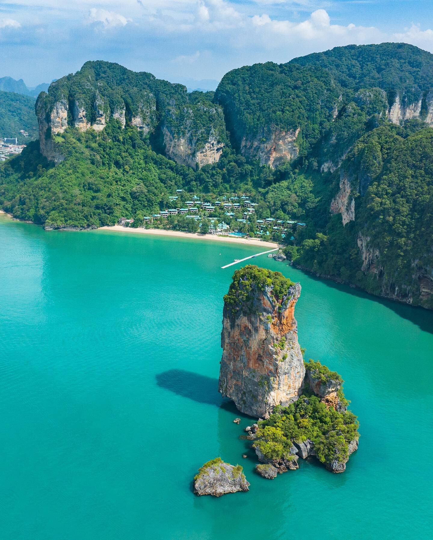 Breathtaking landscapes with limestone rocks and stunning natural beaches! That is what you find if you decide to visit Krabi! Outstanding beauty if you ask me🥰

📌 Centara Grand Resort &amp; Villas, Krabi, Thailand

#thailand #escapetothailand #tha