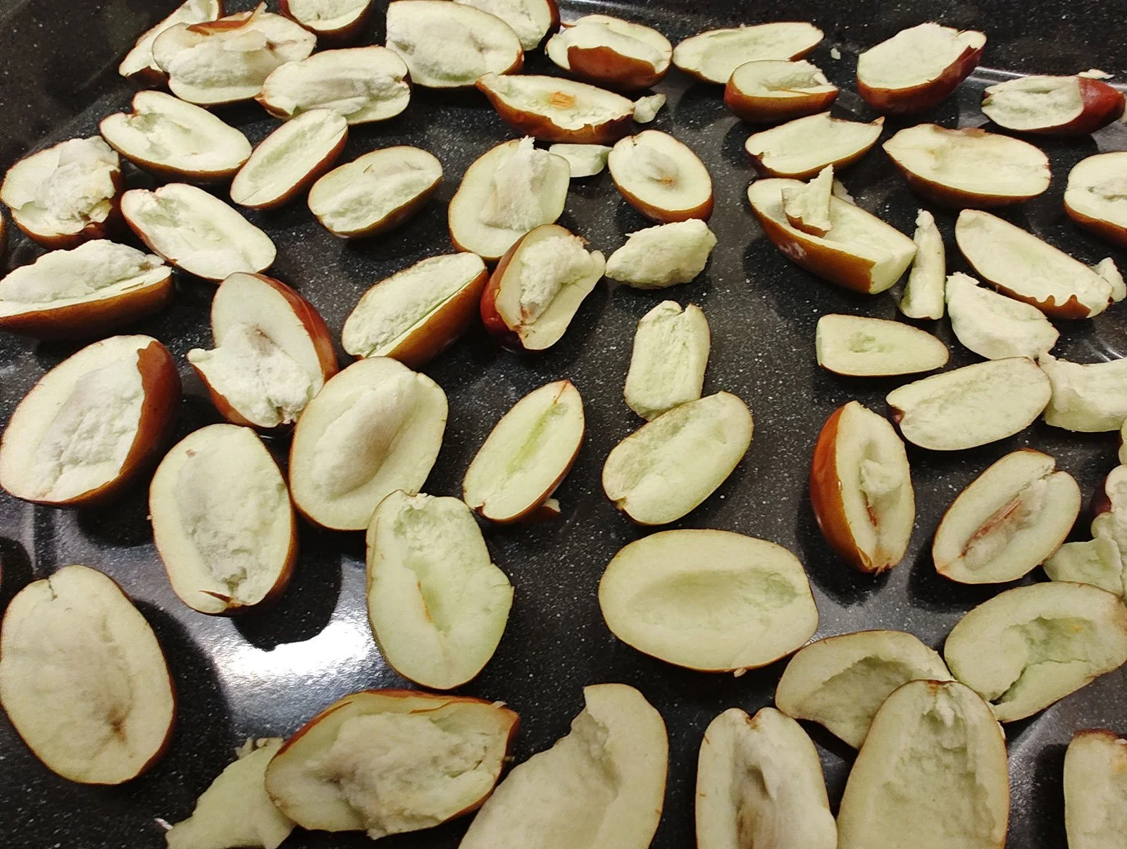 Halved jujubes can be dried for future use or made into tea while fresh.