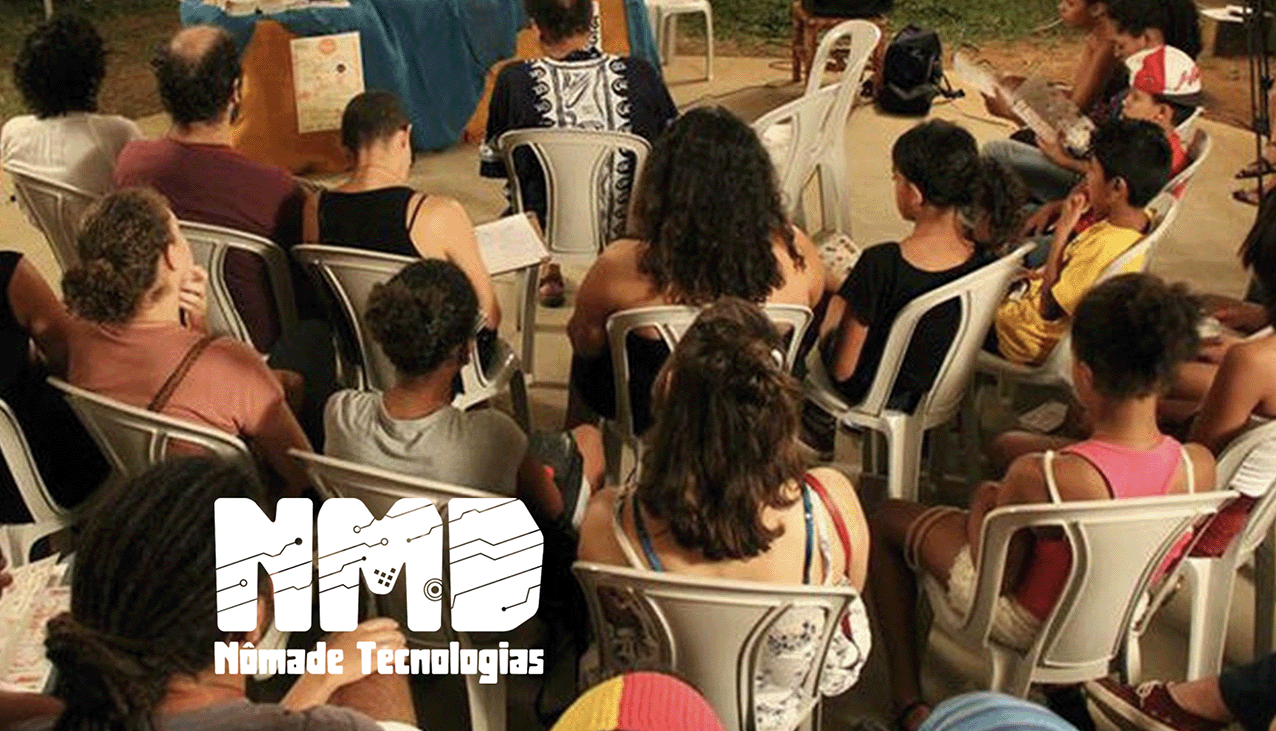 Nomade Technologias logo superimposed on a group of seated people