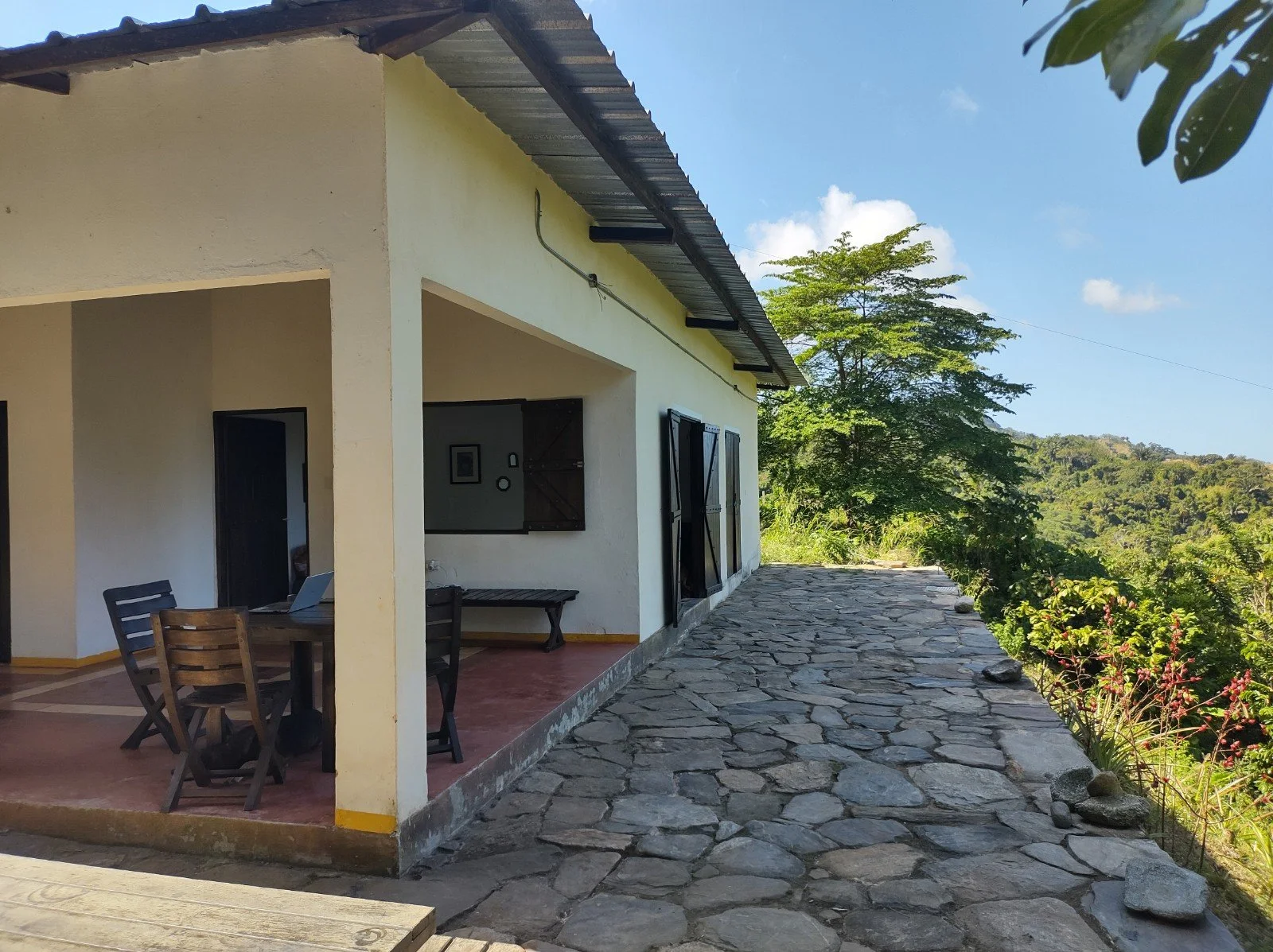 The front terrace with a view to the sea