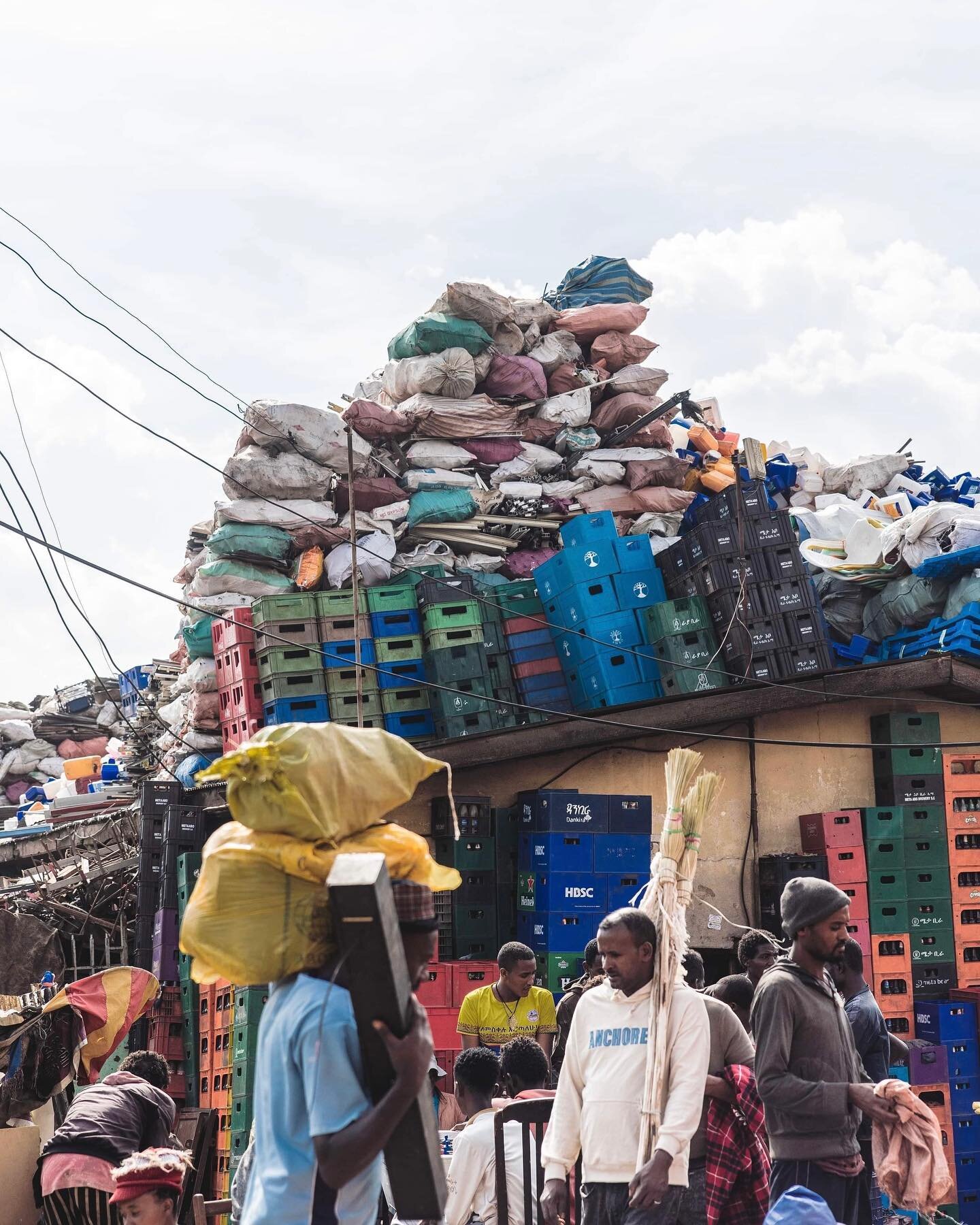 Addis Ababa del 2

Det er mig en g&aring;de hvordan de f&aring;r fat i de nederste ting af den bunke der! Men der virkede til at v&aelig;re en underlig orden i rodet.

Jeg sagde til min guide Meheret at jeg gerne ville p&aring; et marked, og f&oslash