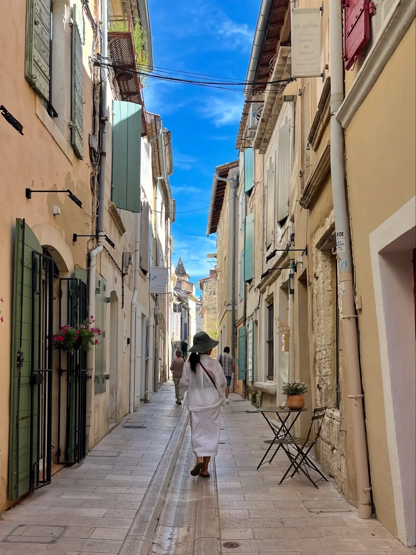 Two weeks wandering through various parts of Provence, filled with authentic colours and timeless textures to remember. 💜🤎💚

📍Maussane-les-Alpilles
📍Saint-R&eacute;my-de-Provence 
📍Les Baux-de-Provence 
📍Isle-sur-la-Sorgue 
📍Uz&egrave;s 
📍Lo