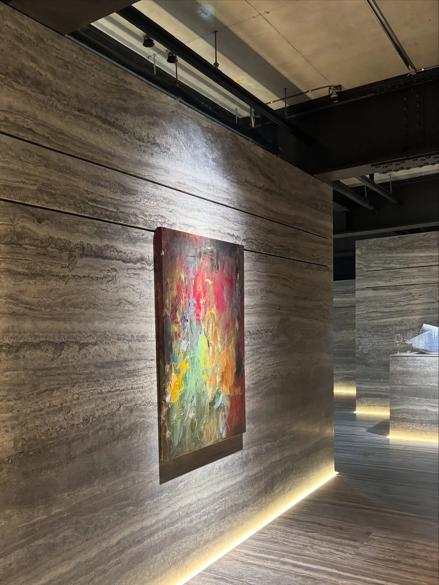 本日より、ライトハウスカナタさん
@lighthouse_kanata 
の新天地、表参道のオープニング特別記念展が始まりました。

空間、間取り、照明、動線、マテリアル、そのすべてにこだわり抜いて作られた、本当に素晴らしいギャラリーです。

この特別な機会に、新作《Waiting》を一点展示させていただいております。

11/8までのグループ展ですので、ぜひお誘い合わせのうえ、ご来廊ください！

#sachikooshima
#抽象画
#アートギャラリー
