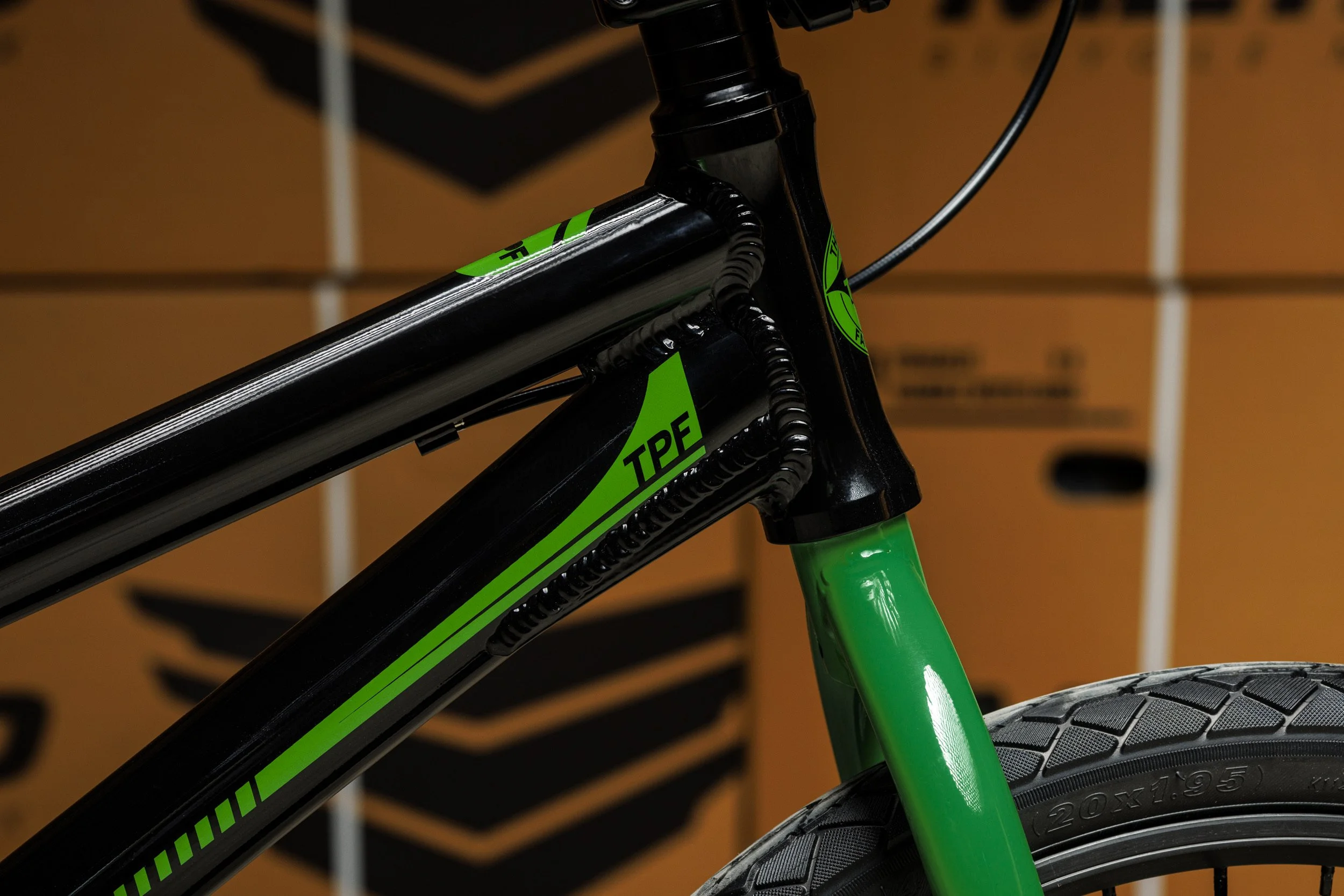 Zwart aluminium frame met groene vork van de Meybo Lil Booster