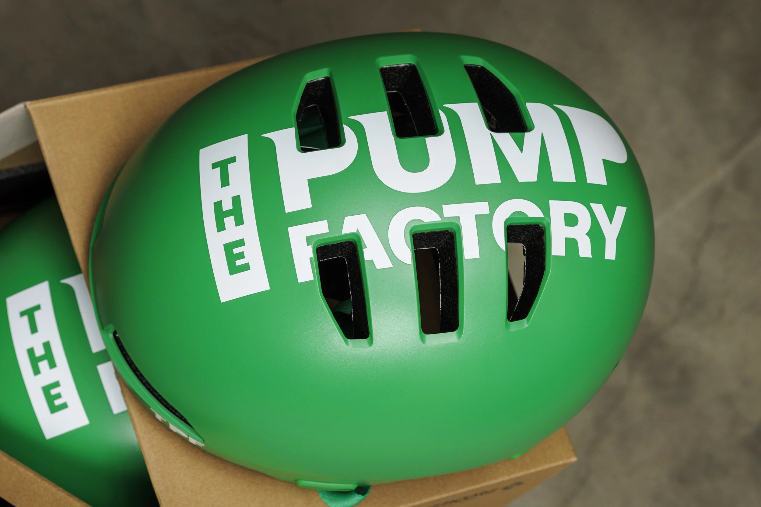 Bovenkant van de TPF helm met groot The Pump Factory logo
