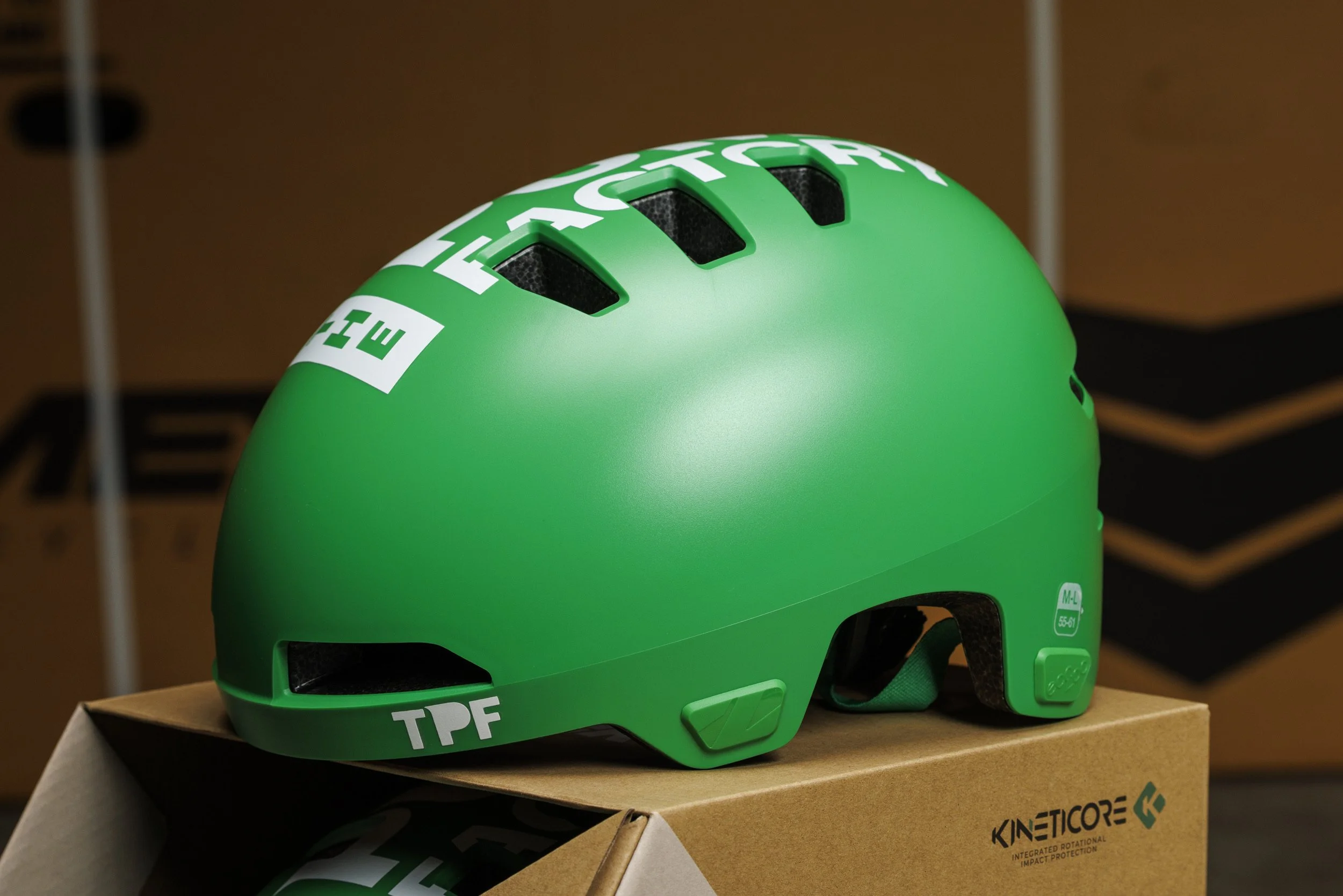 TPF Edition fietshelm voor pumptrack en BMX, zijaanzicht