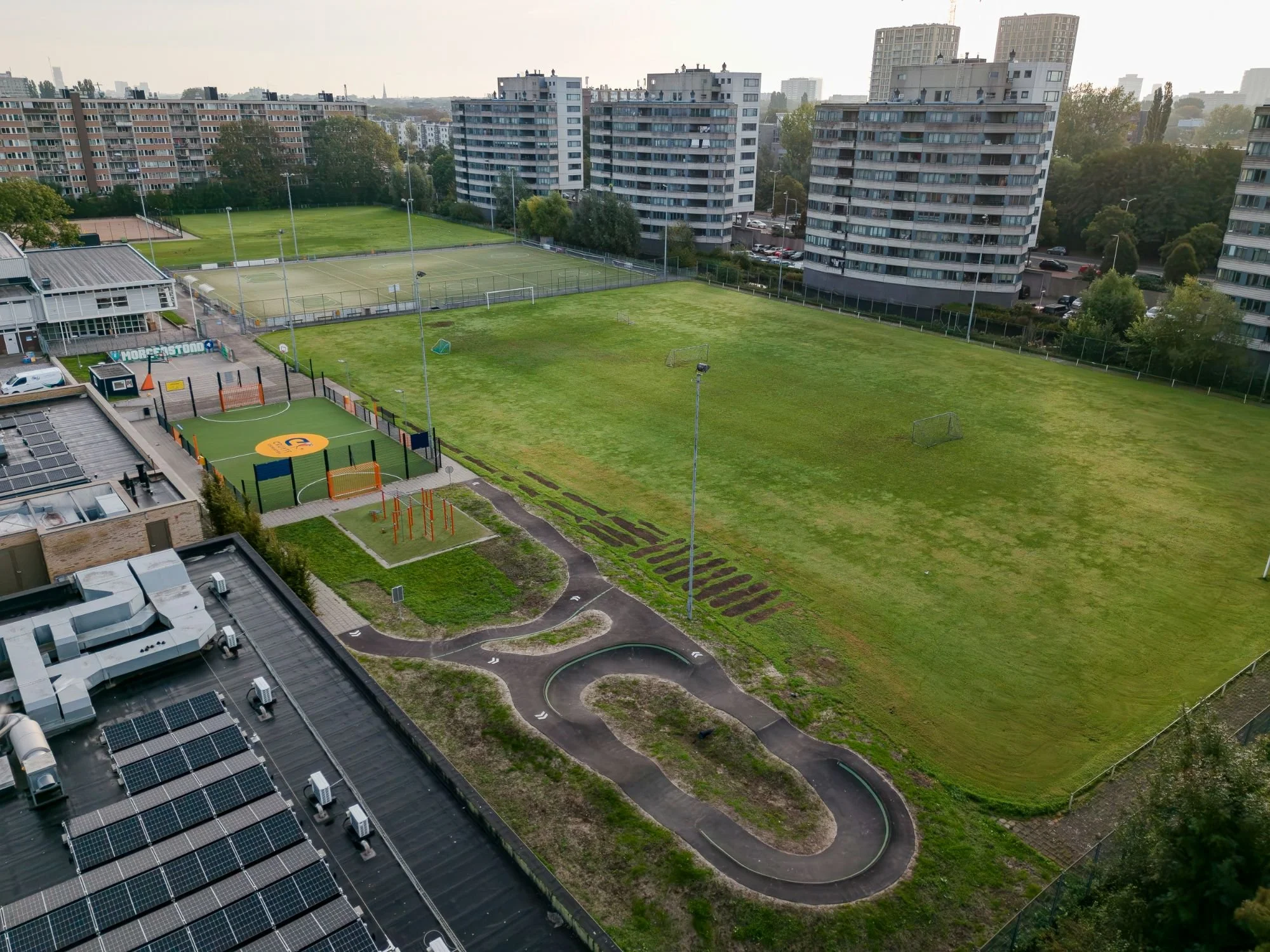 Pumptrack Morgenstond tussen de flats van Den Haag Zuidwest