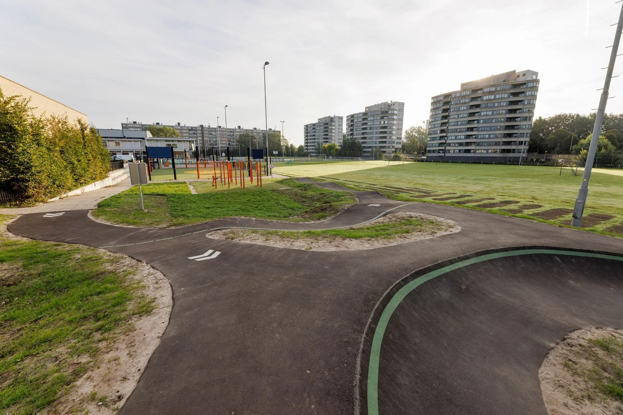Bochten van de asfalt pumptrack in Morgenstond