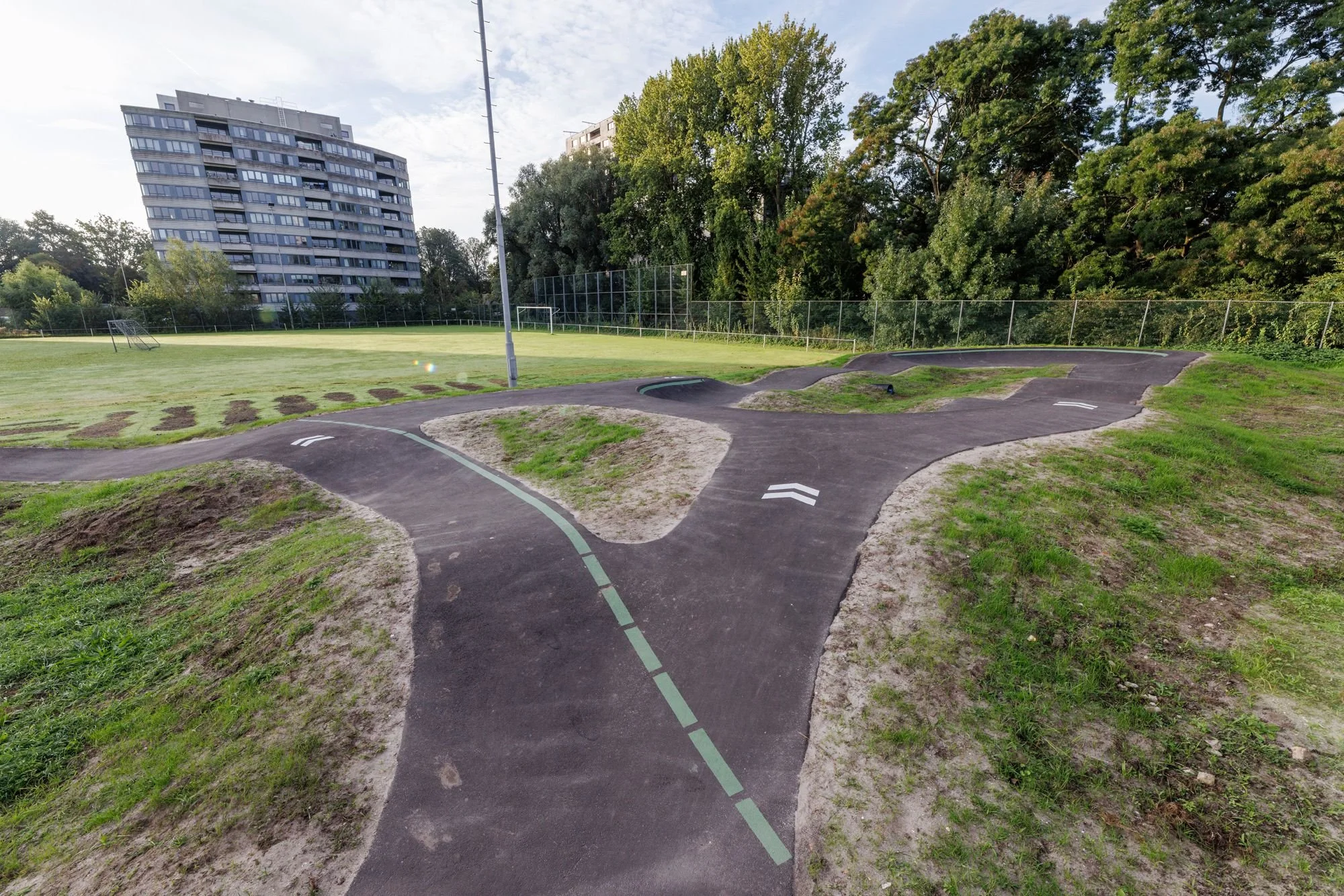 Rijlijn door het groen op pumptrack Morgenstond