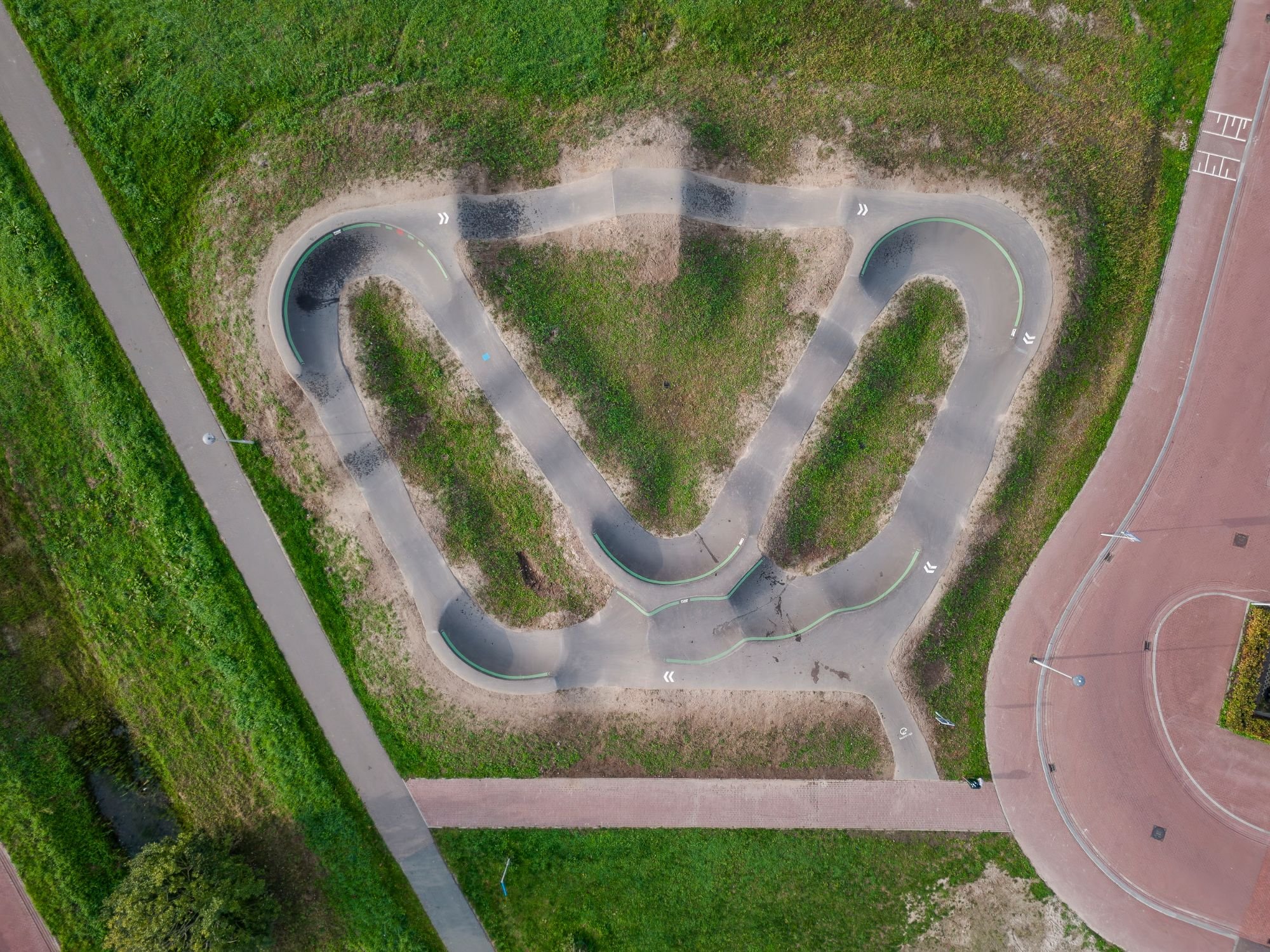 Luchtfoto van pumptrack Berkel-Enschot in de woonwijk
