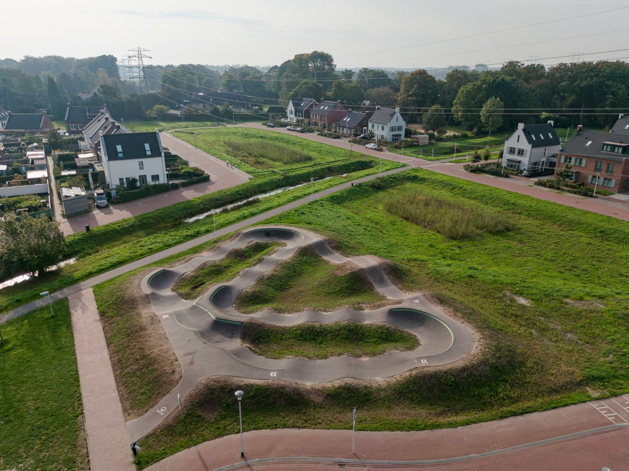 Dronefoto van de asfalt pumptrack in Berkel-Enschot