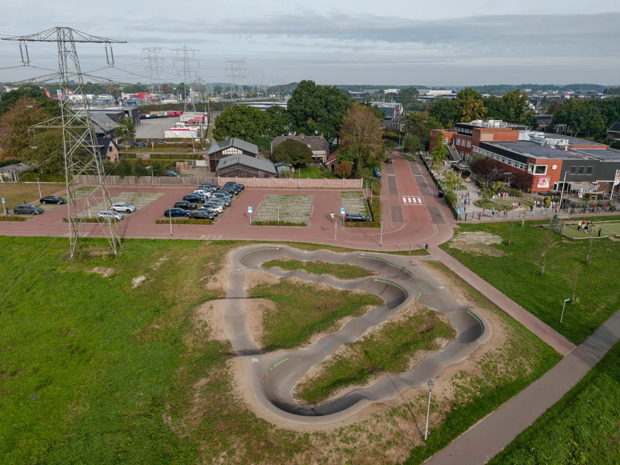Pumptrack Berkel-Enschot met parkeerplaats, bovenaanzicht
