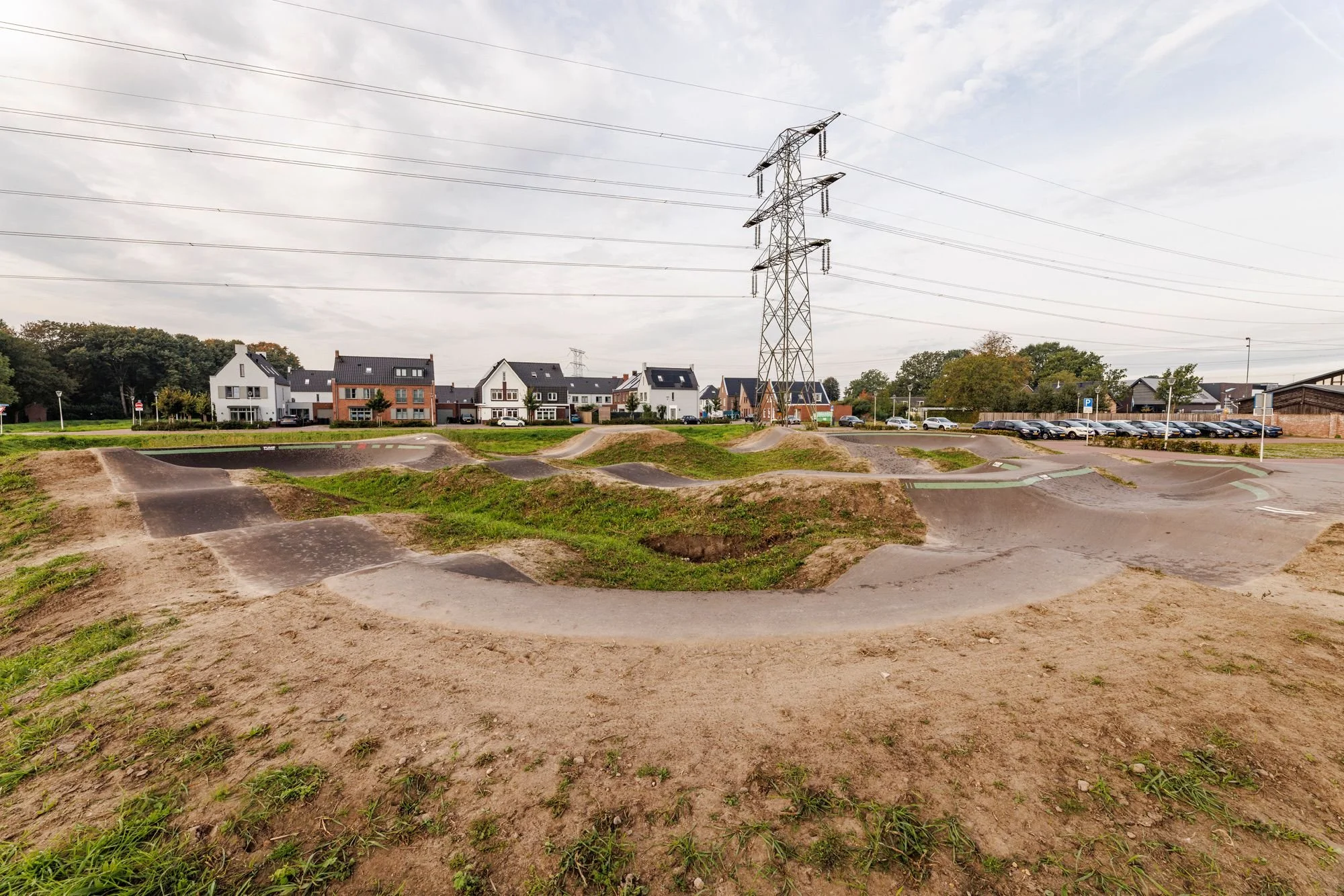 Pumptrack Berkel-Enschot met woningen op de achtergrond
