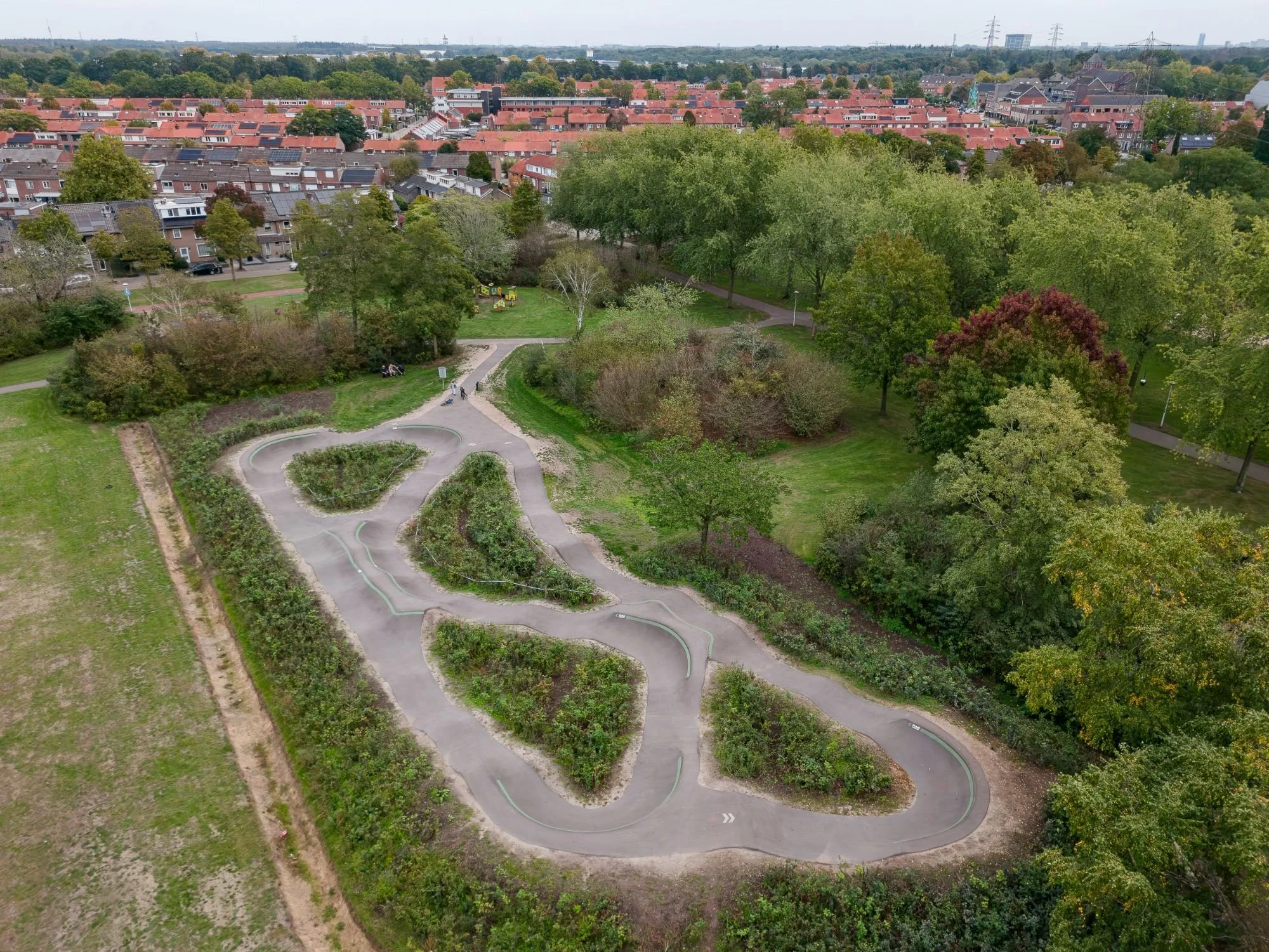 Luchtfoto van pumptrack Best tussen het groen