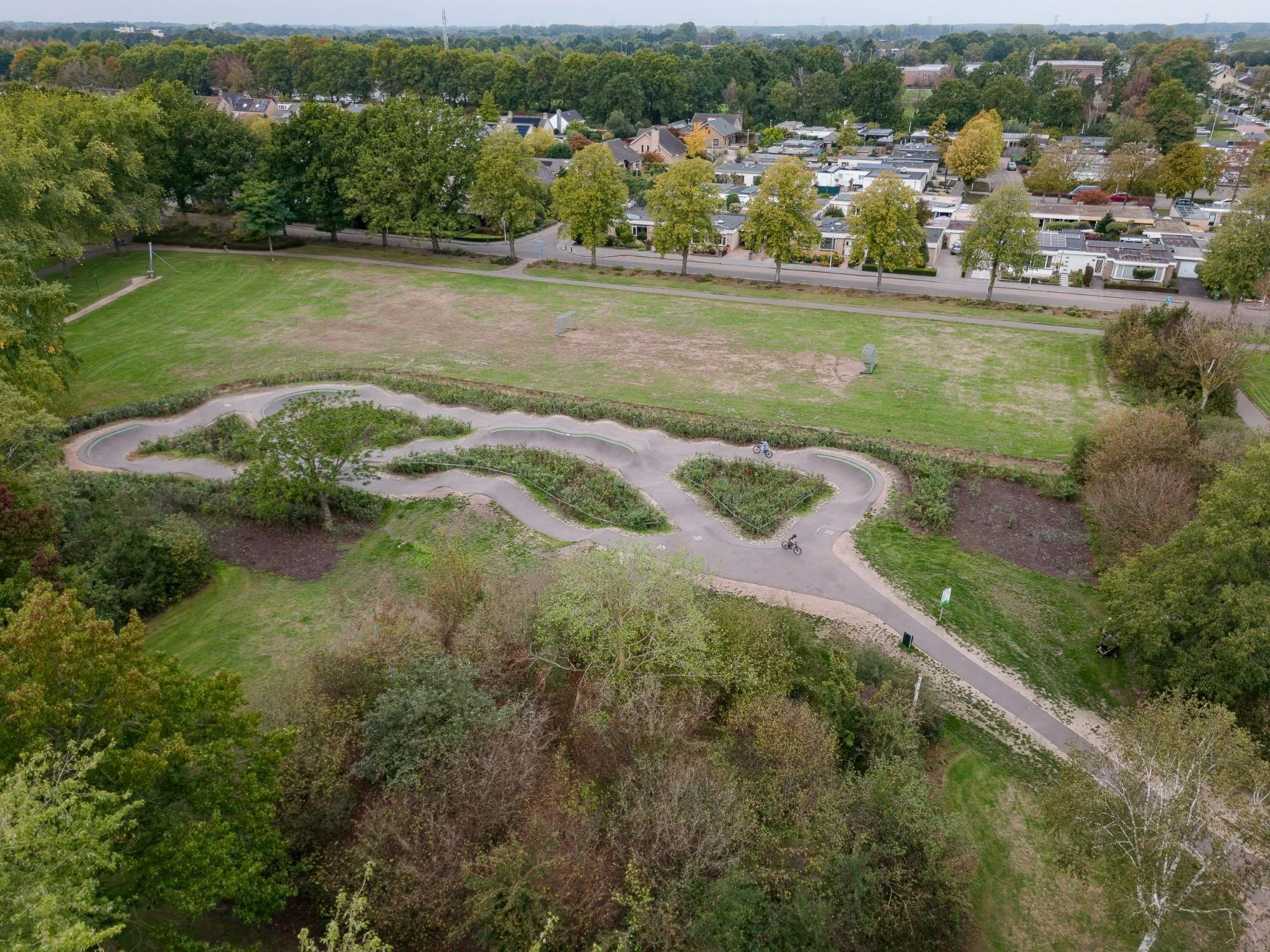 Dronefoto van de asfalt pumptrack in Best