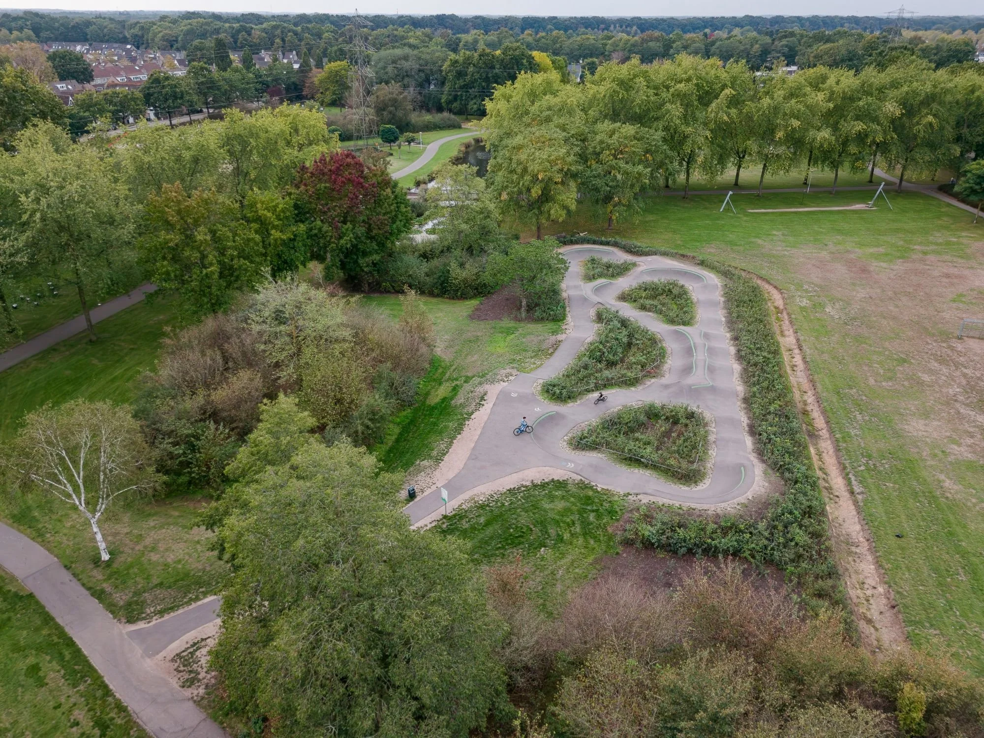 Bovenaanzicht van de bochten van pumptrack Best