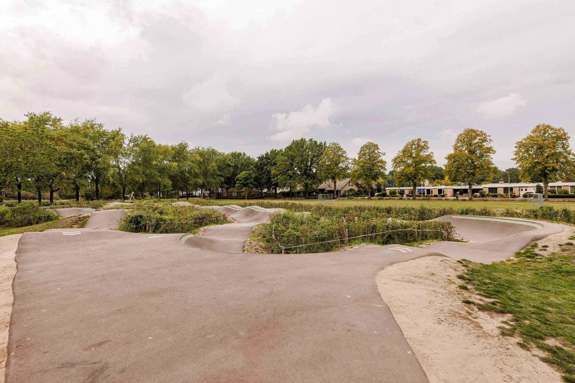 Overzicht van pumptrack Best vanaf de grond