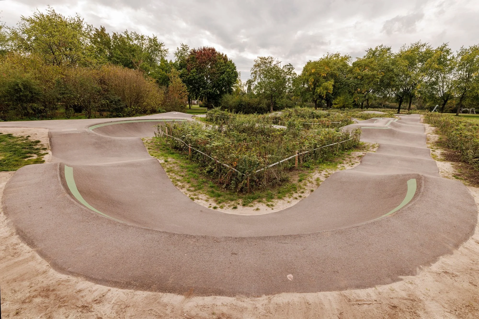 Kombocht rond een grasheuvel op pumptrack Best
