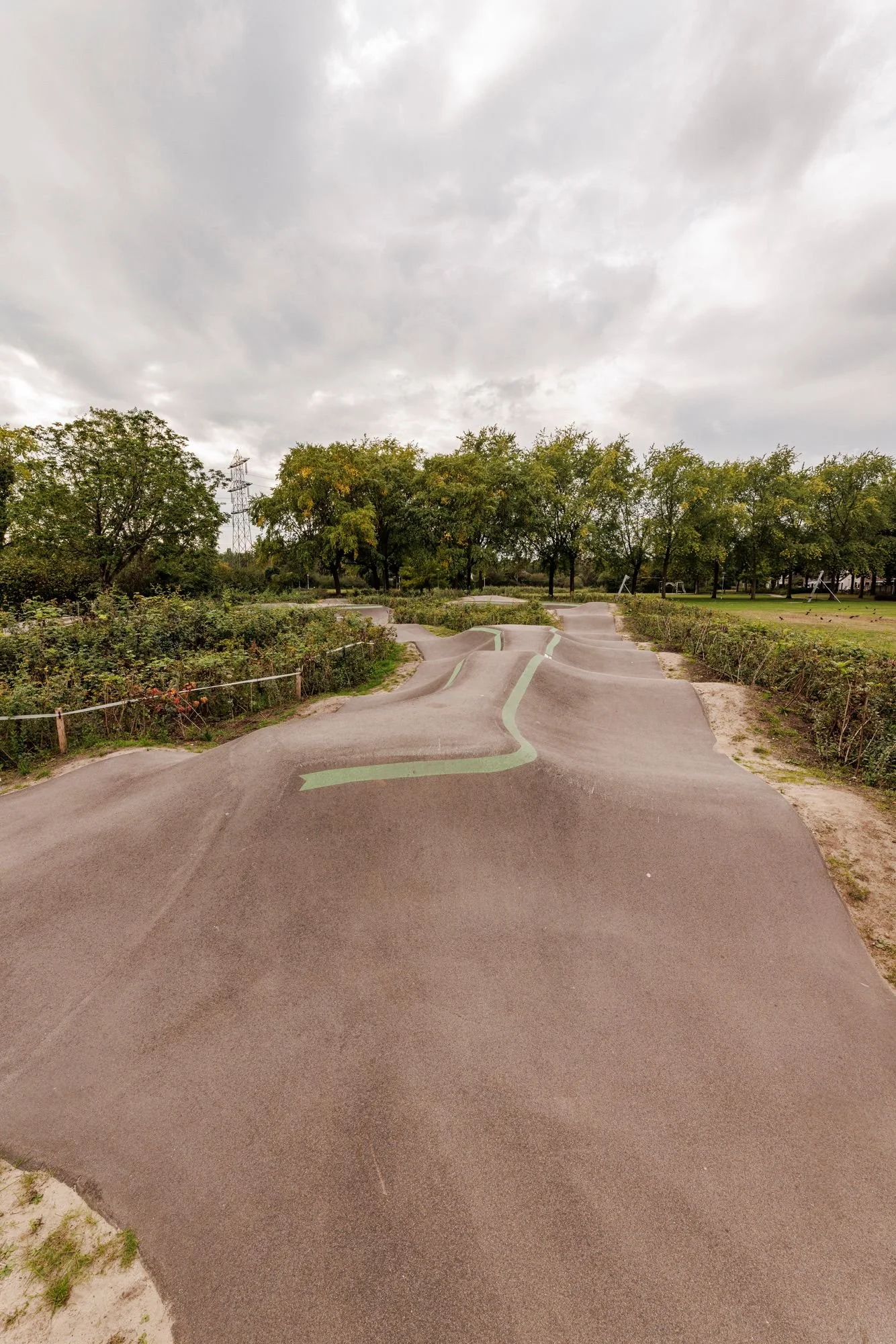Rollers op de asfalt pumptrack in Best