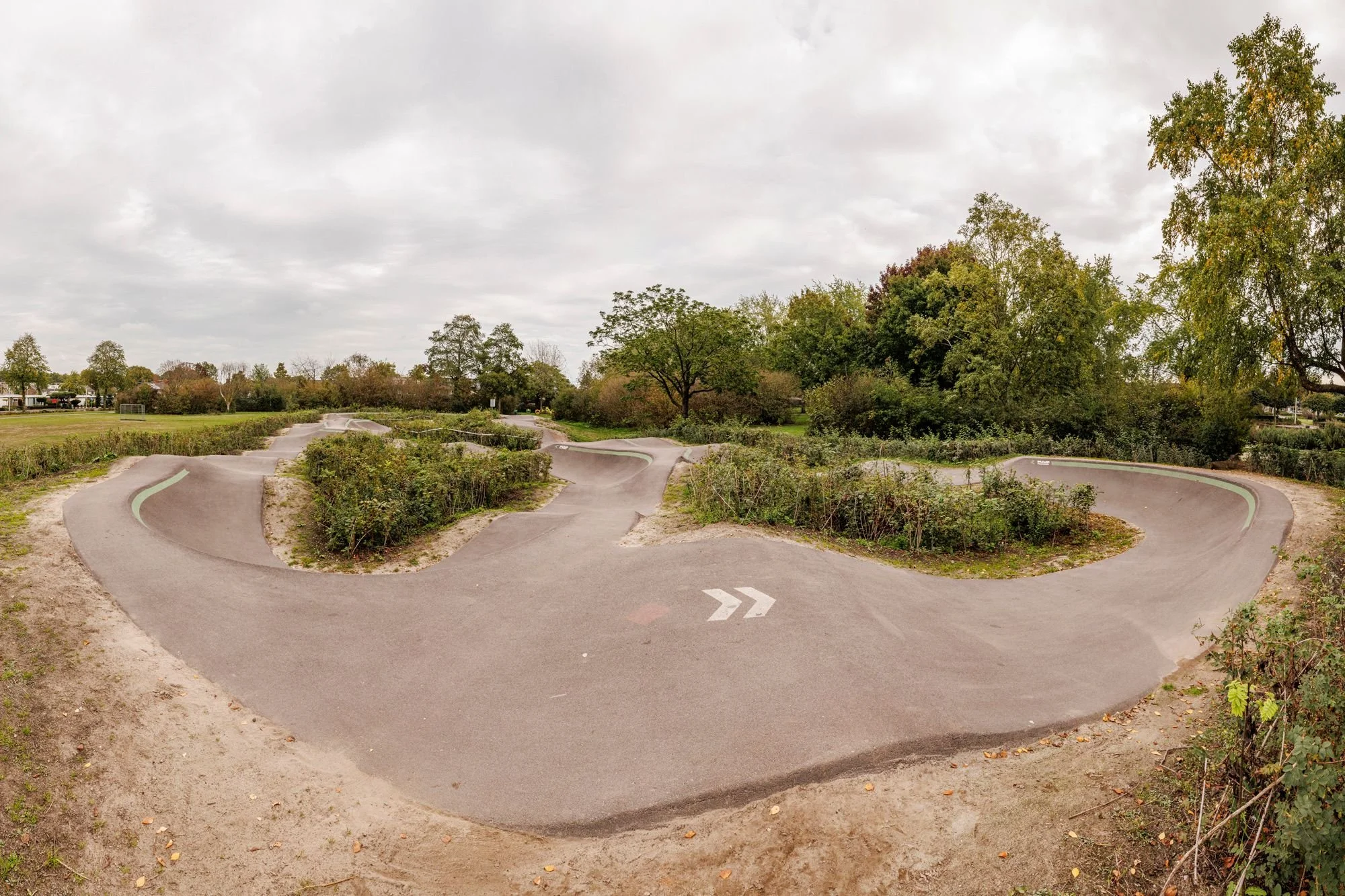 Bochten en grasheuvels op pumptrack Best