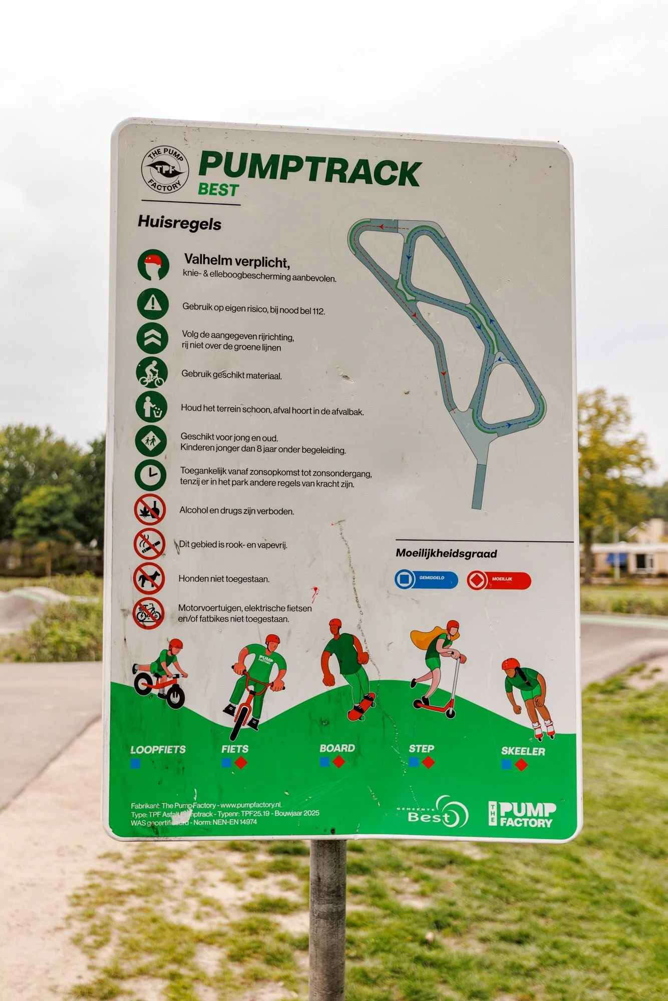 Informatiebord met huisregels bij pumptrack Best