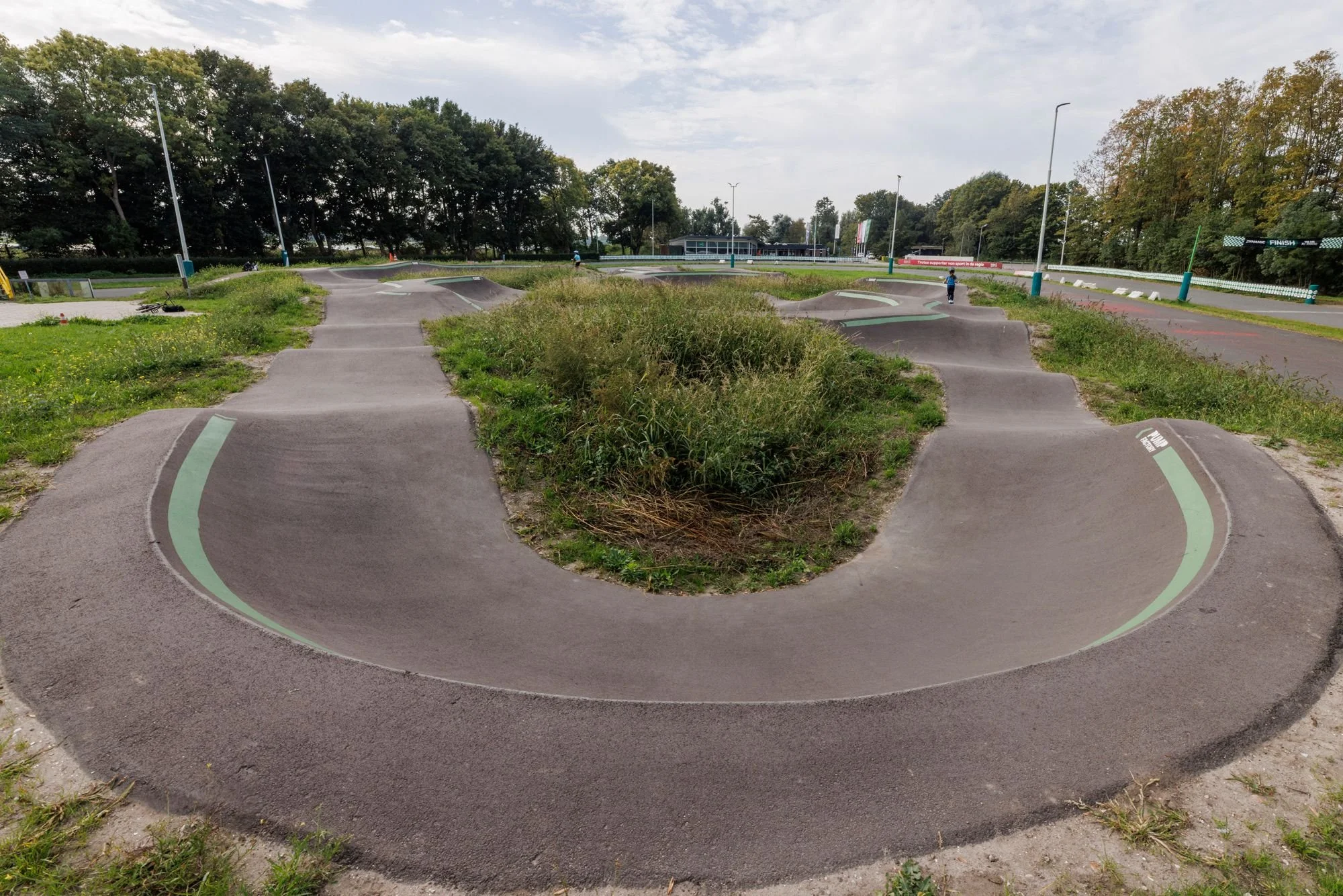 Kombocht rond een grasheuvel op pumptrack Noordrand