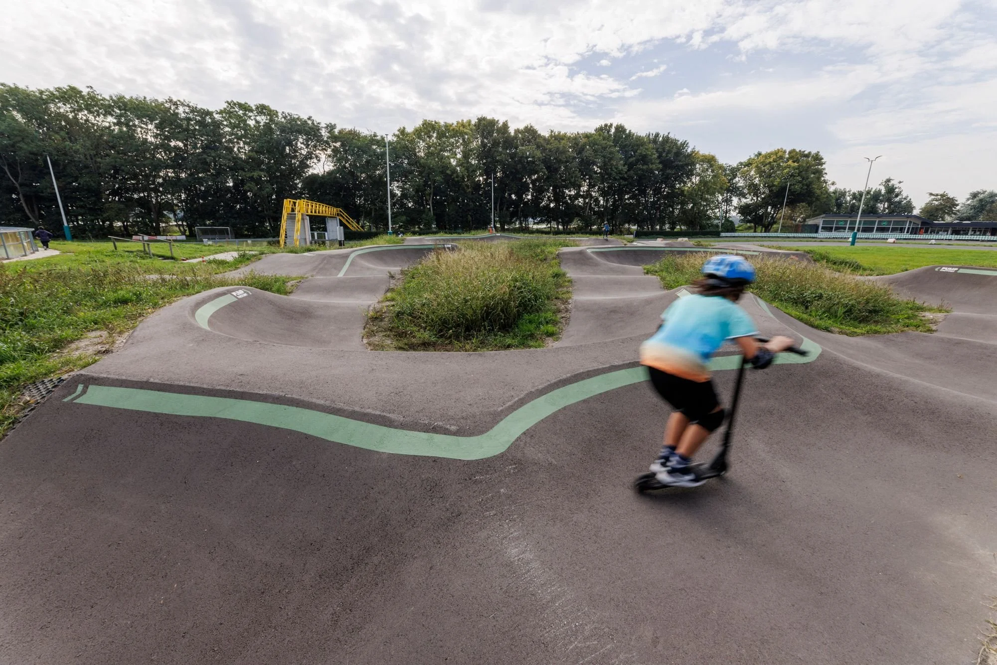 Stepper in de bocht op pumptrack Sportpark Noordrand