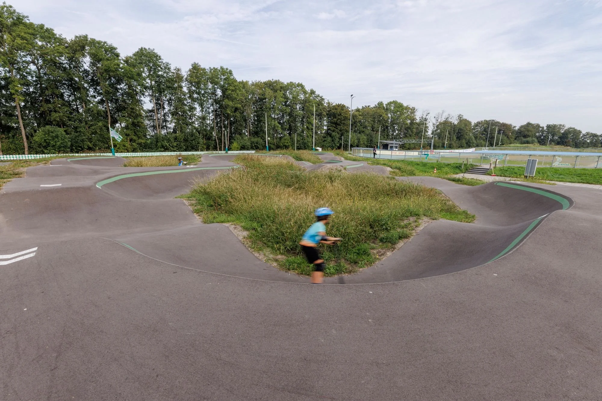 Rijder in een kombocht van pumptrack Noordrand Rotterdam