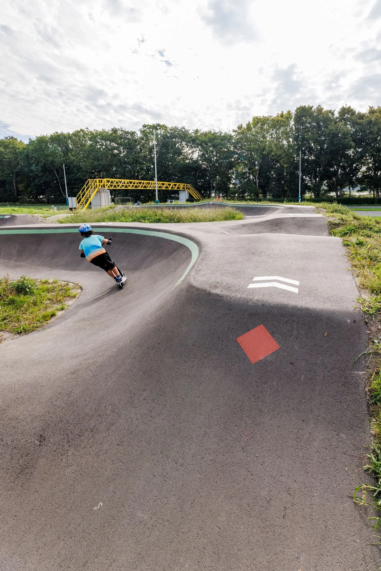 Bocht met rijrichtingspijlen op pumptrack Noordrand