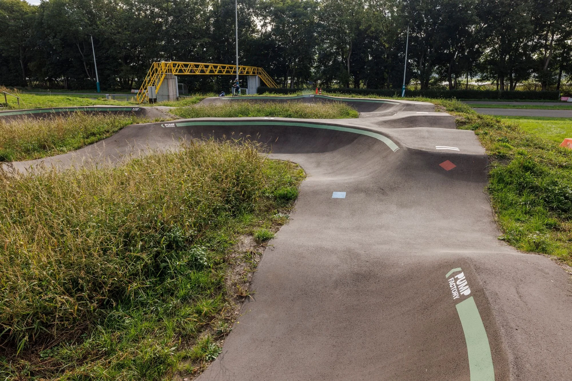 Rollers en groene lijnen op pumptrack Sportpark Noordrand