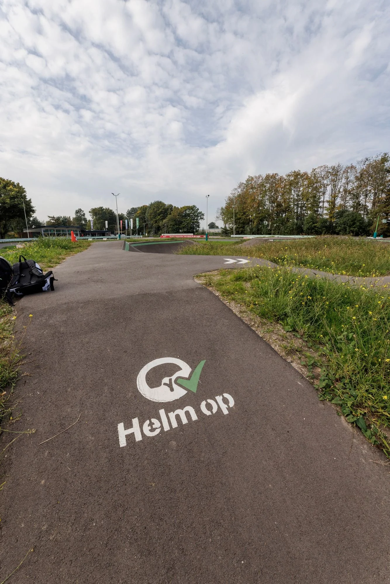 Helm op-markering op pumptrack Sportpark Noordrand