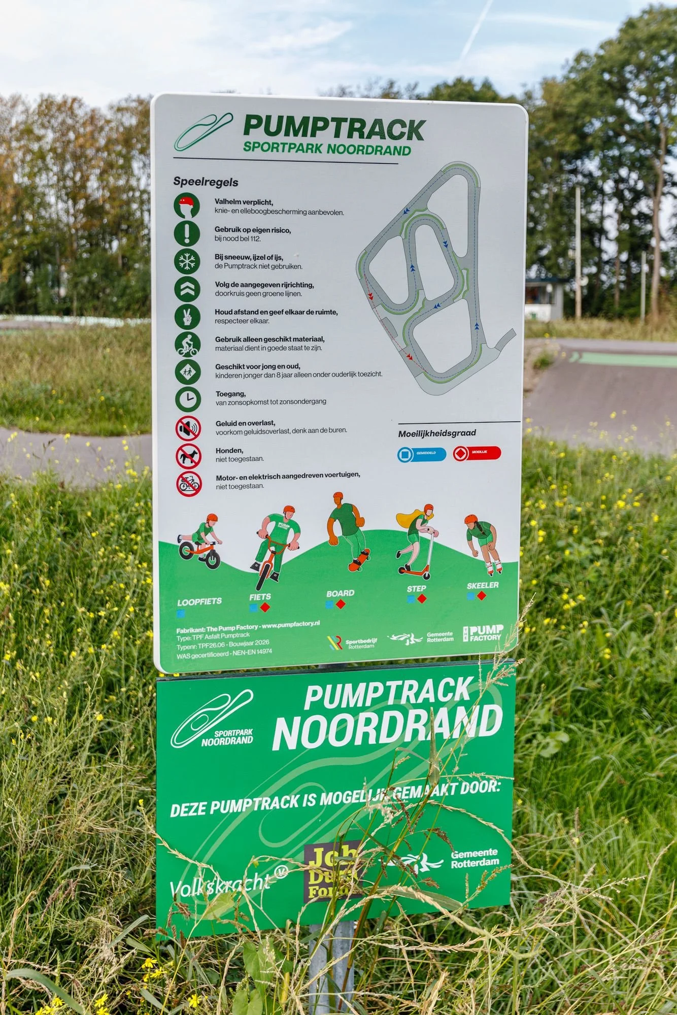 Informatiebord met speelregels bij pumptrack Sportpark Noordrand