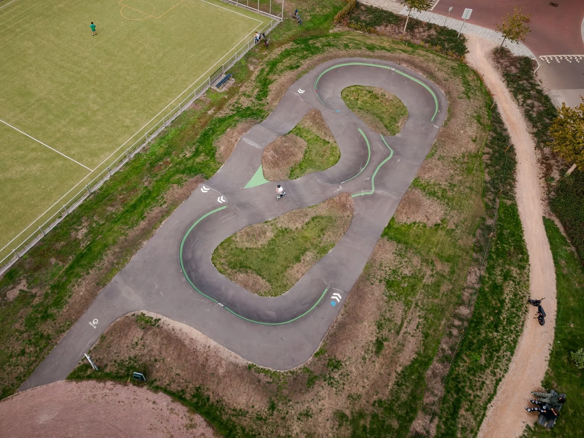 Luchtfoto van pumptrack Oostrum naast het sportveld